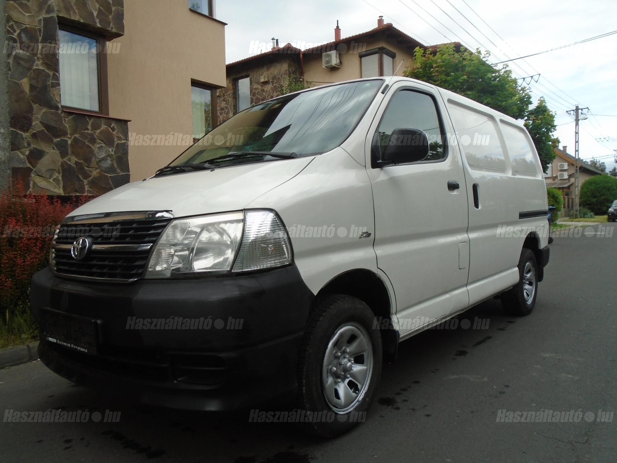 TOYOTA HIACE 2011/12 - 1