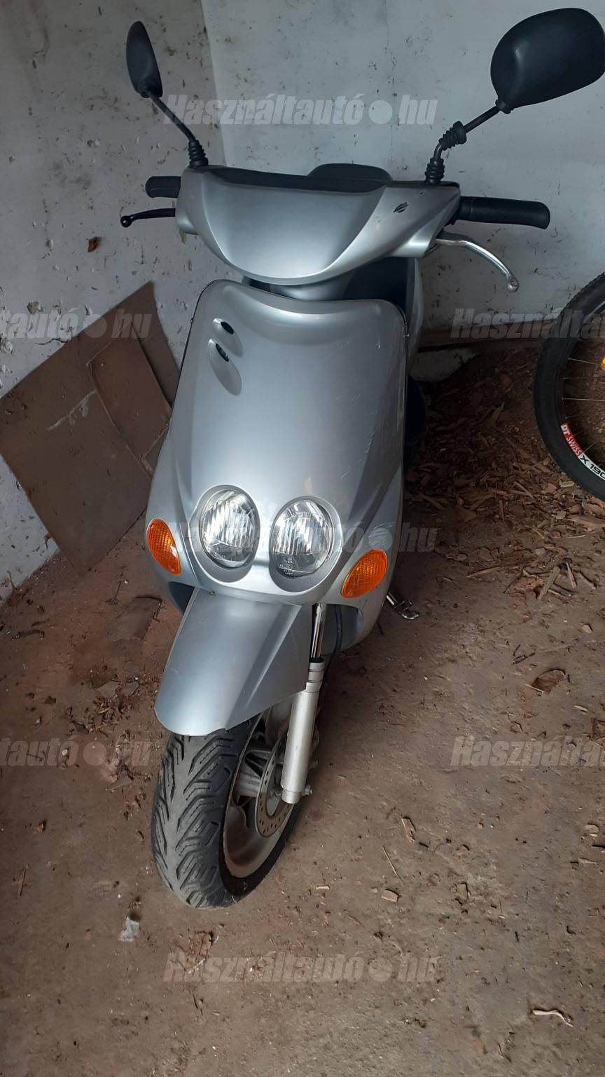 Yamaha neos kis robogó.
