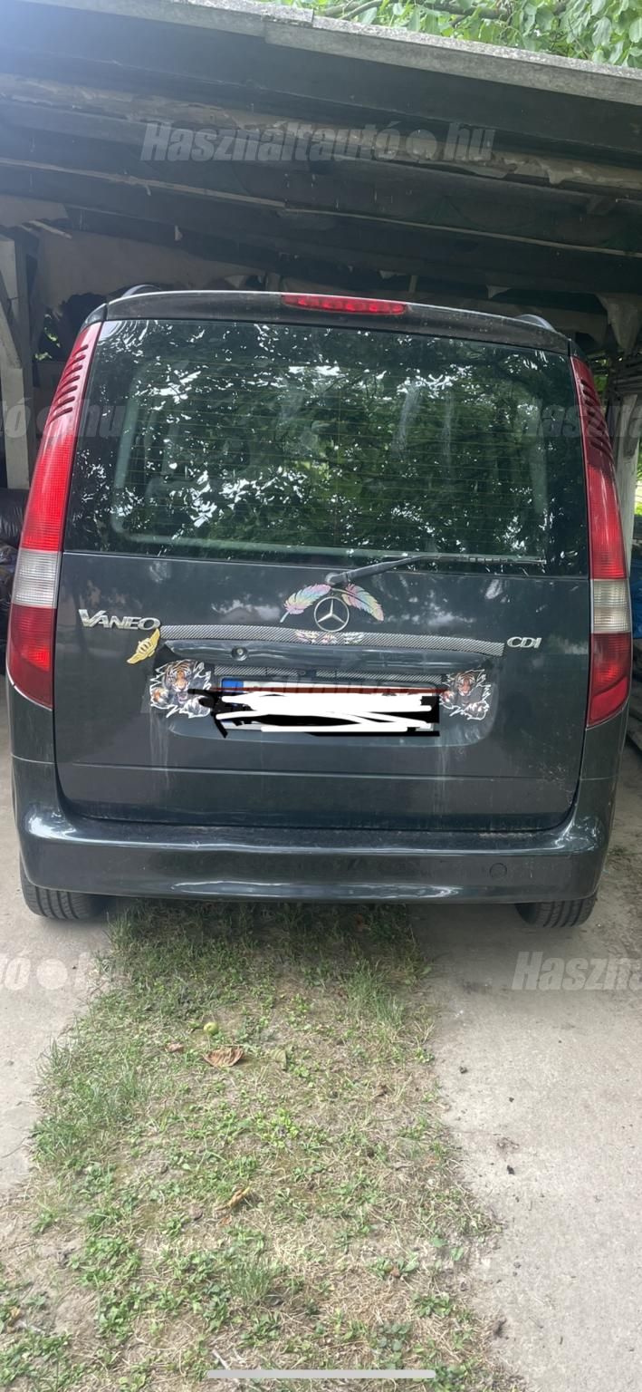 Az ötödik ajtó korrodált.