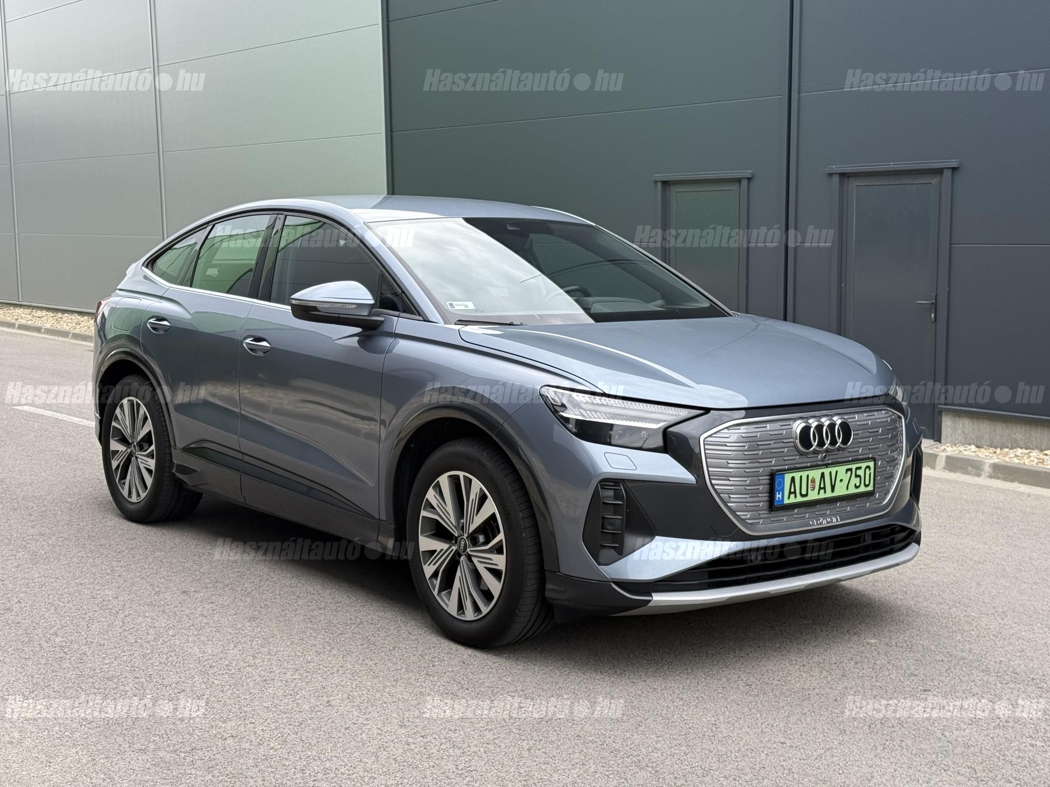 AUDI Q4 2021/12 - 1