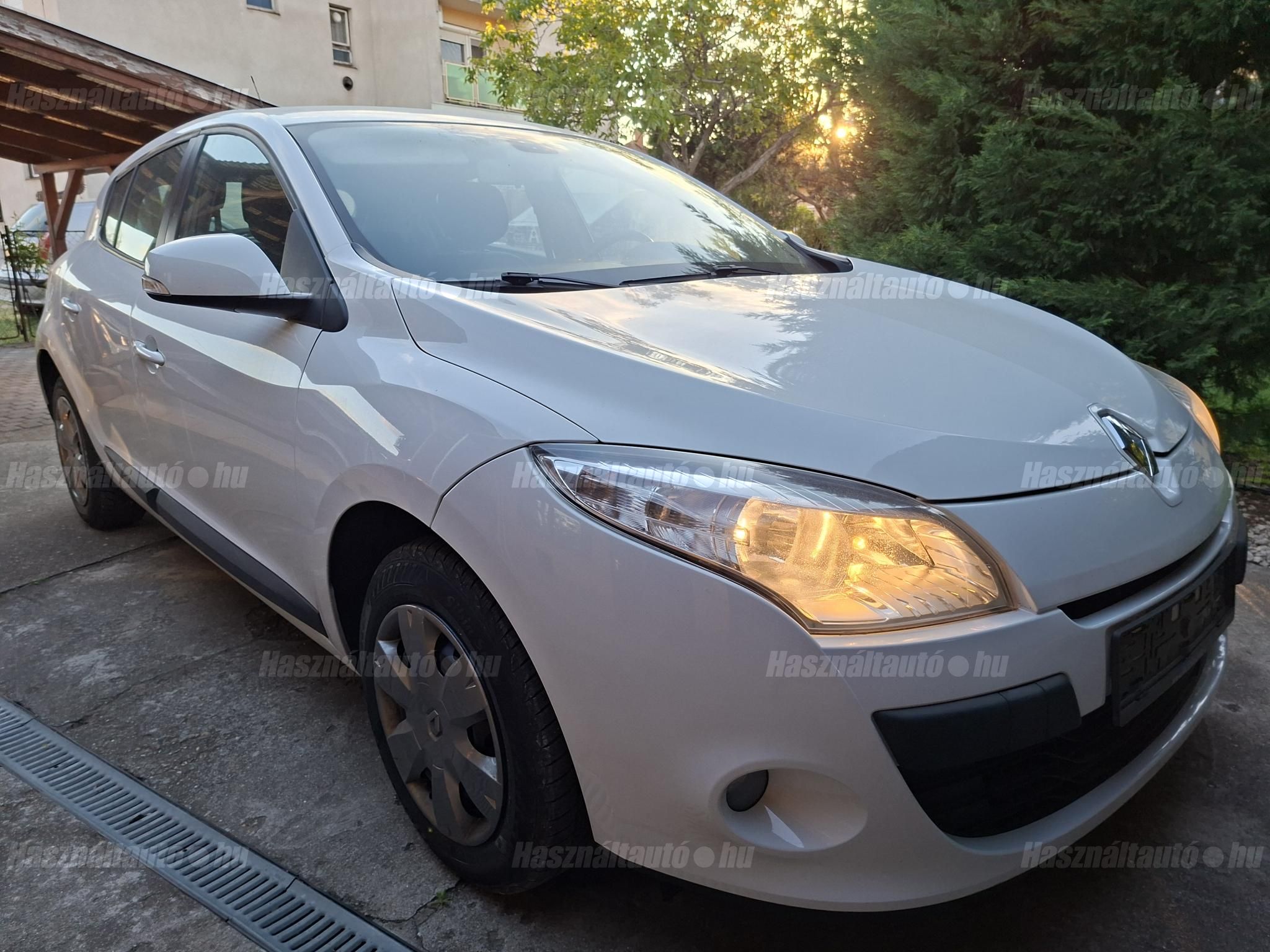 RENAULT MEGANE 2010/4 - 1