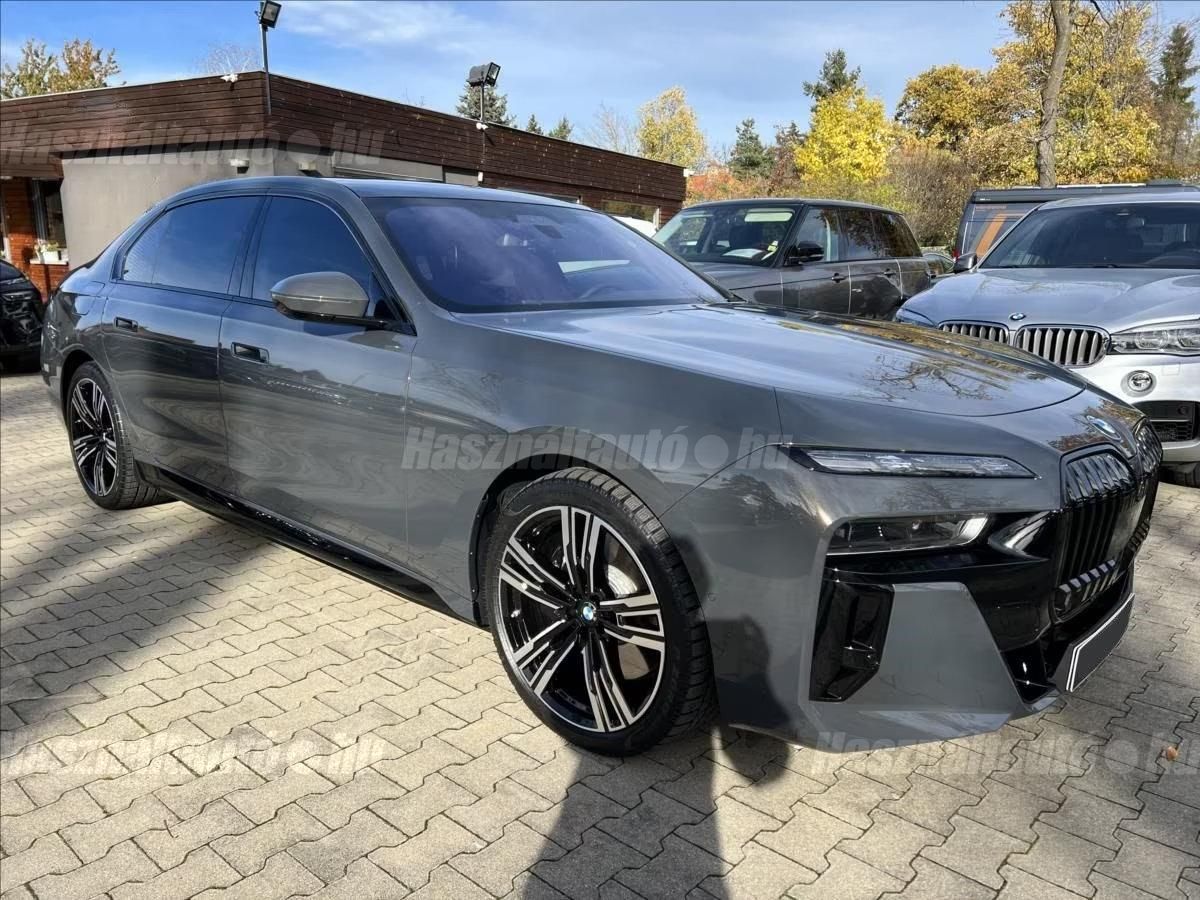 BMW 750 2023/10 - 1