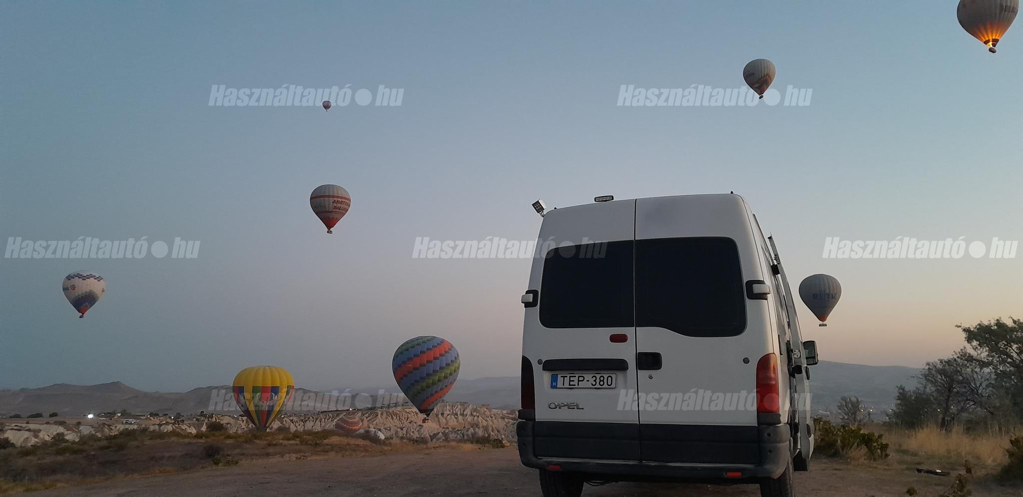Az autó 2400 kg, így 1100 kg még pakolható bele és indulhat a bivakolás!