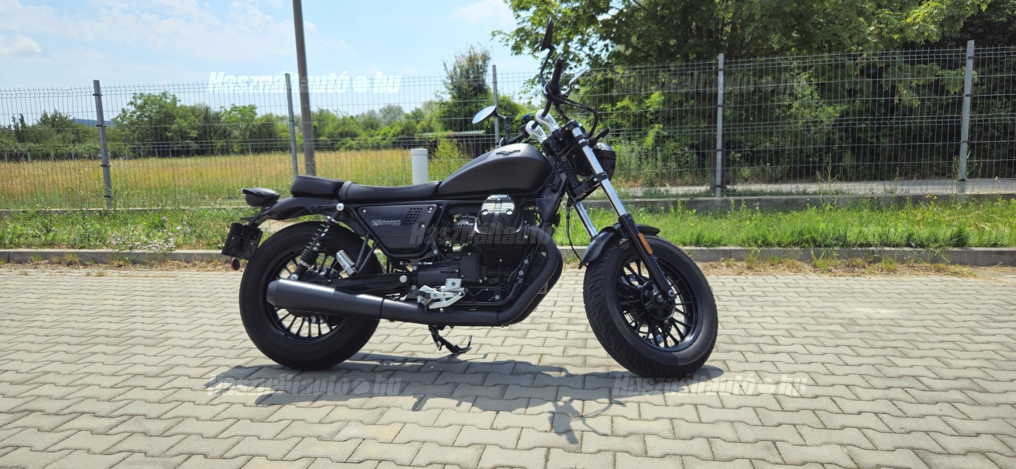 MOTO GUZZI V9 BOBBER 2022 - 1