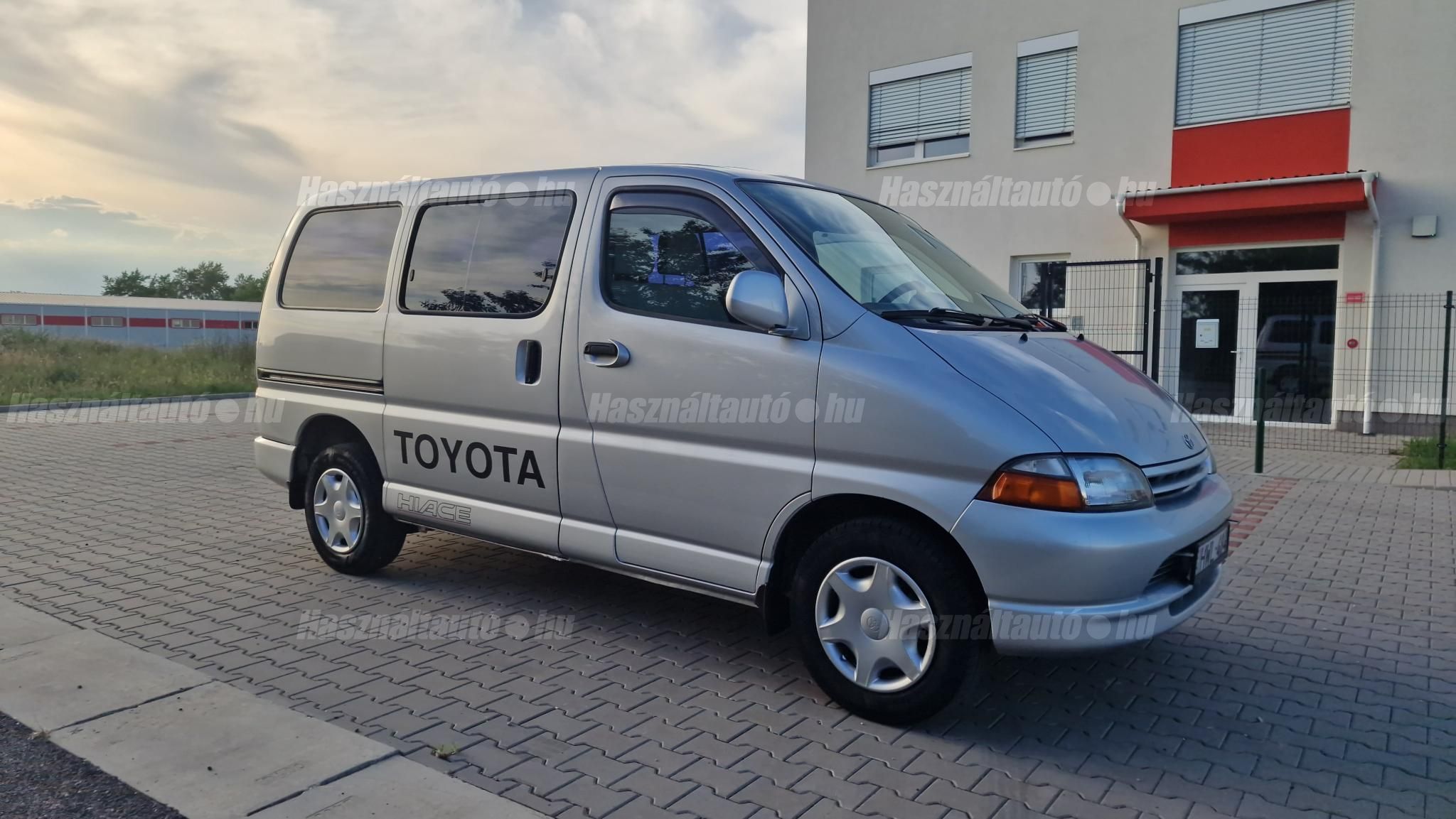 TOYOTA HIACE 2001/11 - 1