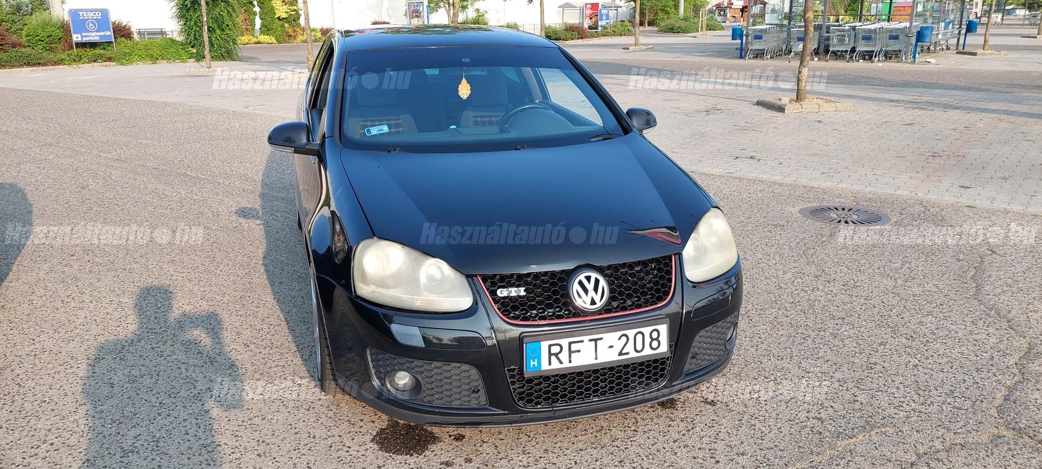 Rendszámmal szemből