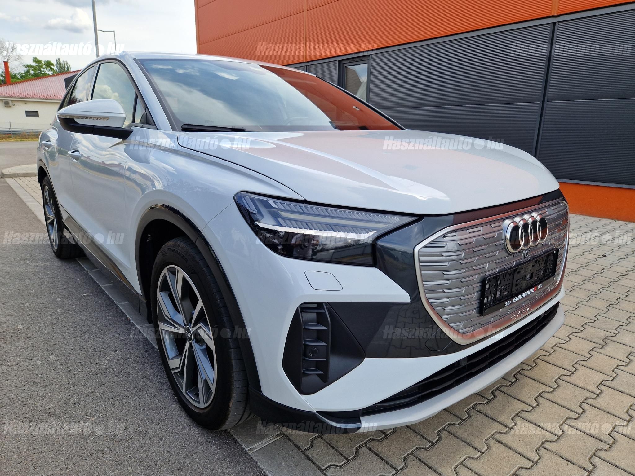 AUDI Q4 2021/12 - 1