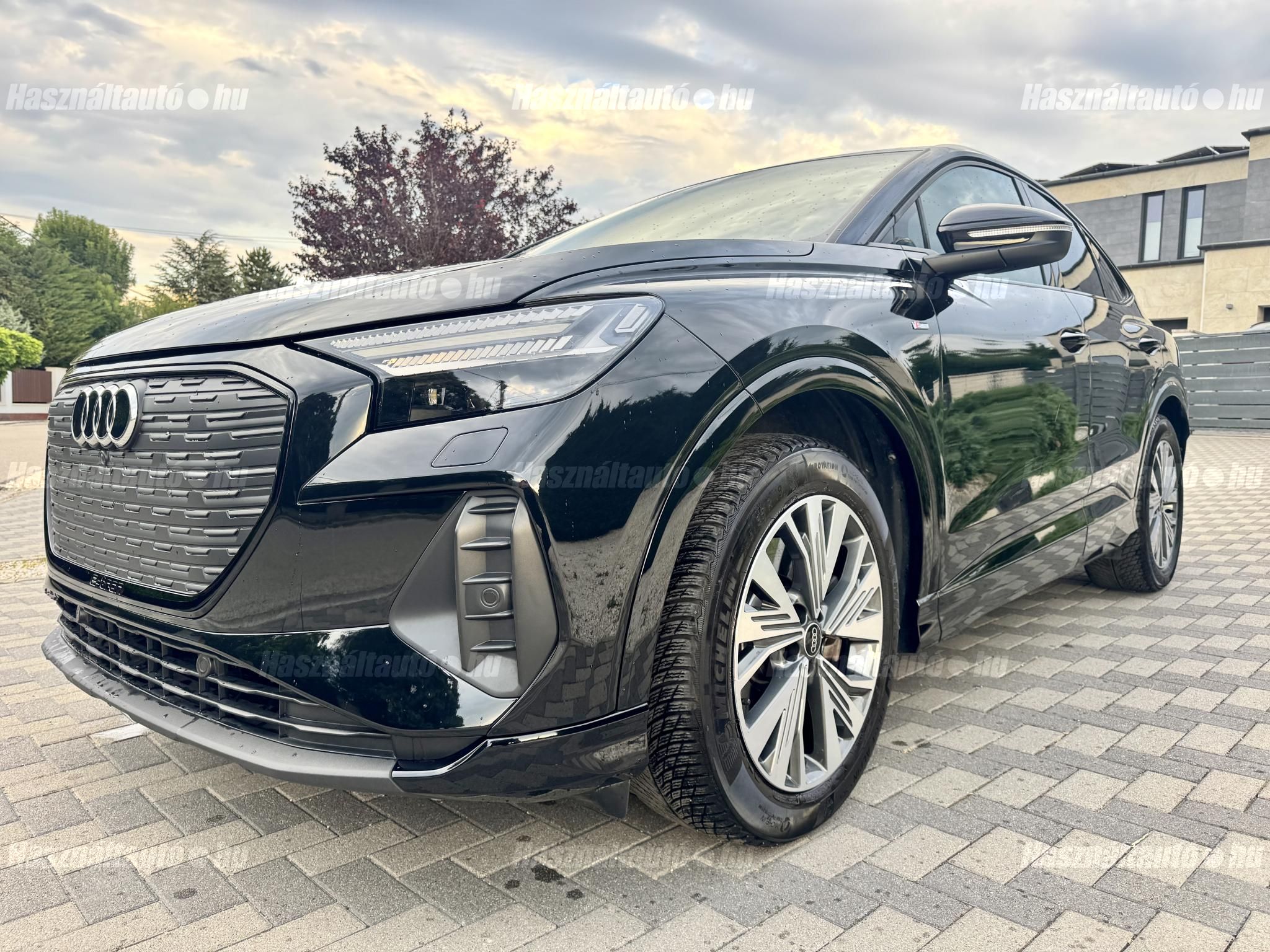 AUDI Q4 2023/12 - 1