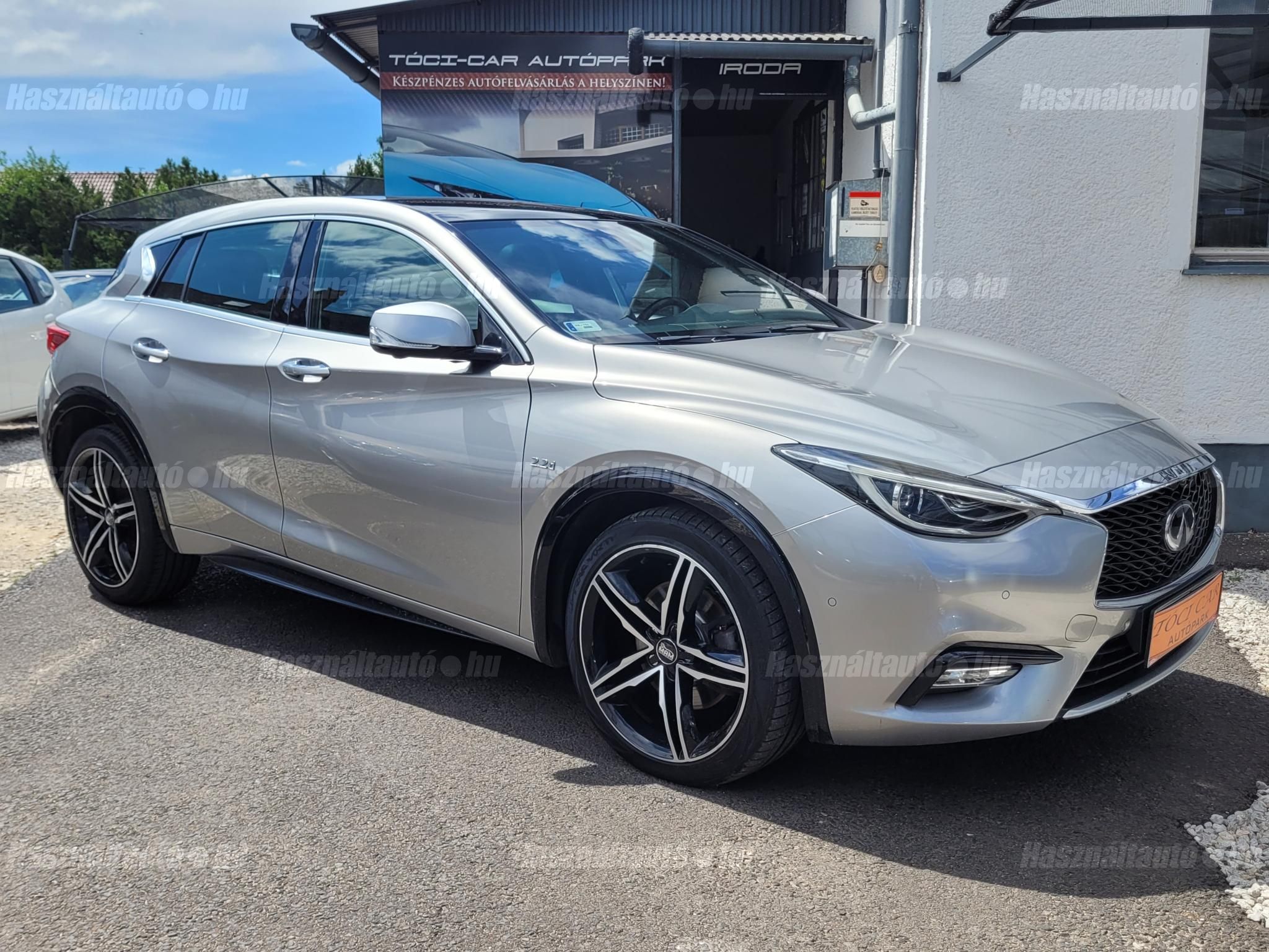 INFINITI Q30 2016/5 - 1