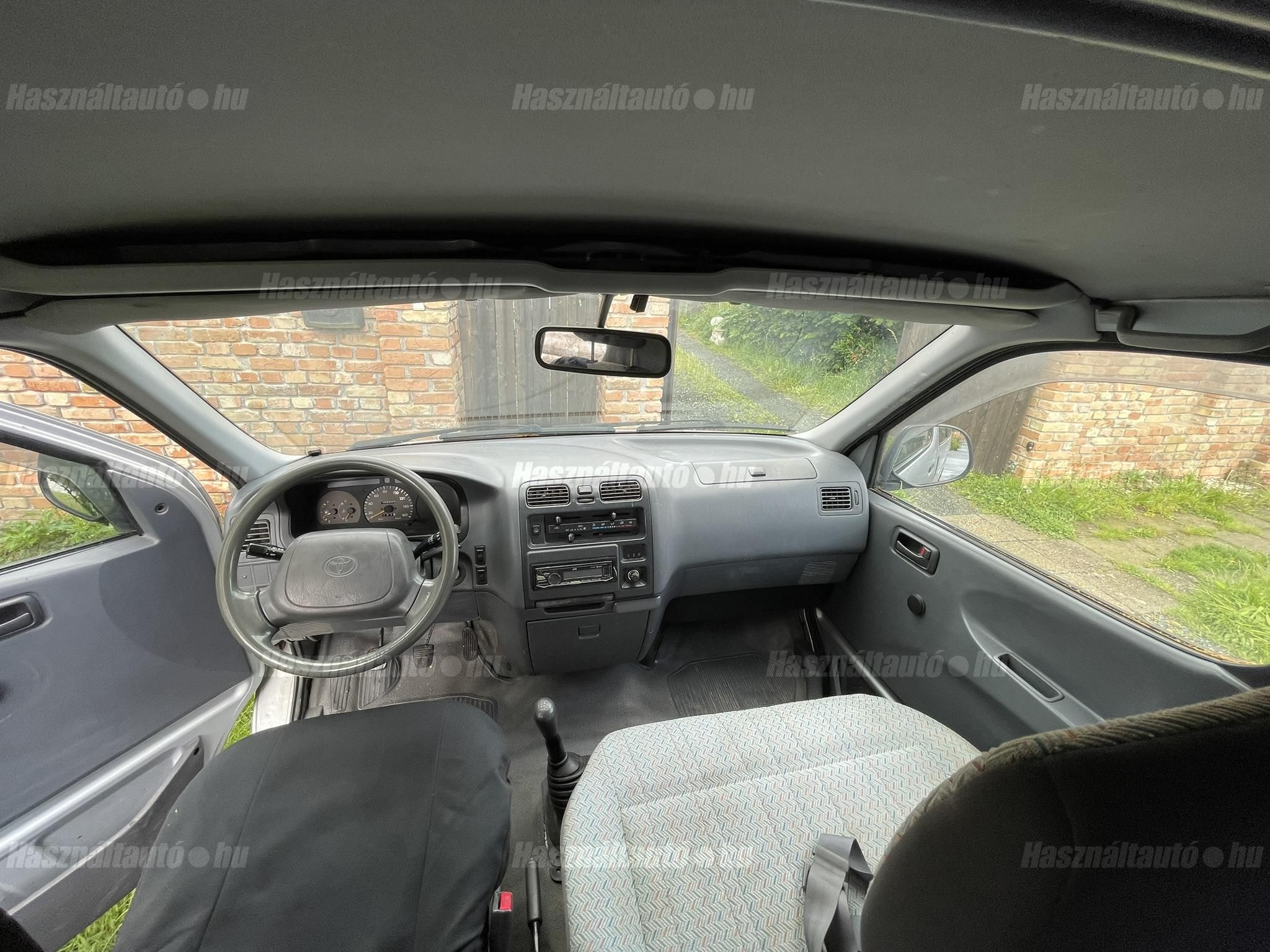 TOYOTA HIACE 2000/2 - 1