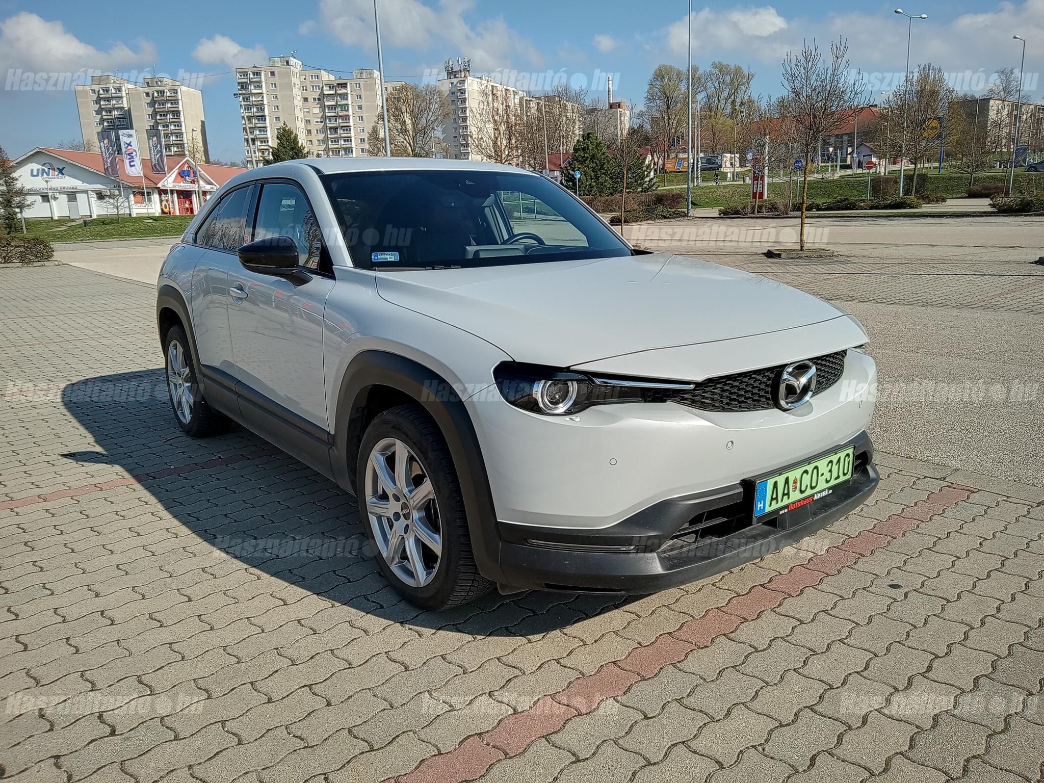 A képen téli kerékkel, a nyári gumi gyári felnin van.
