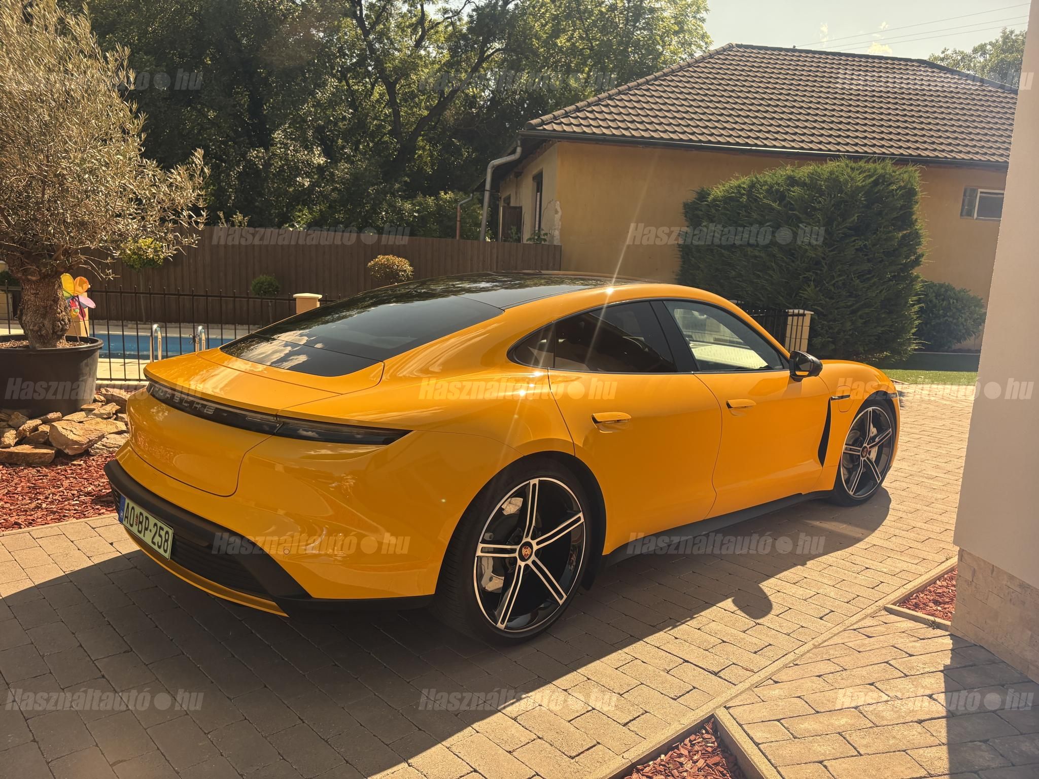 PORSCHE TAYCAN 2023/10 - 1