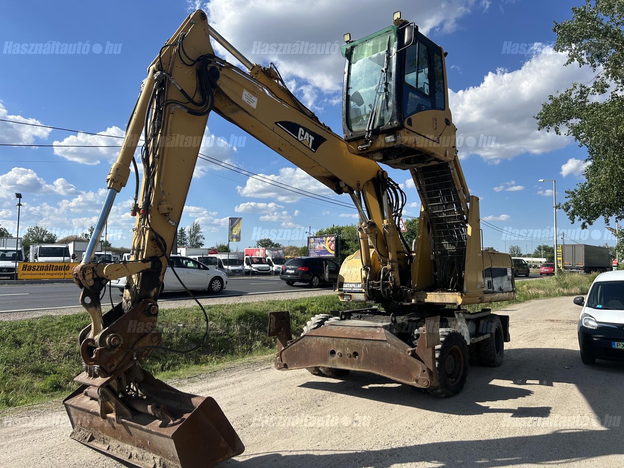 CATERPILLAR 2004 - 1