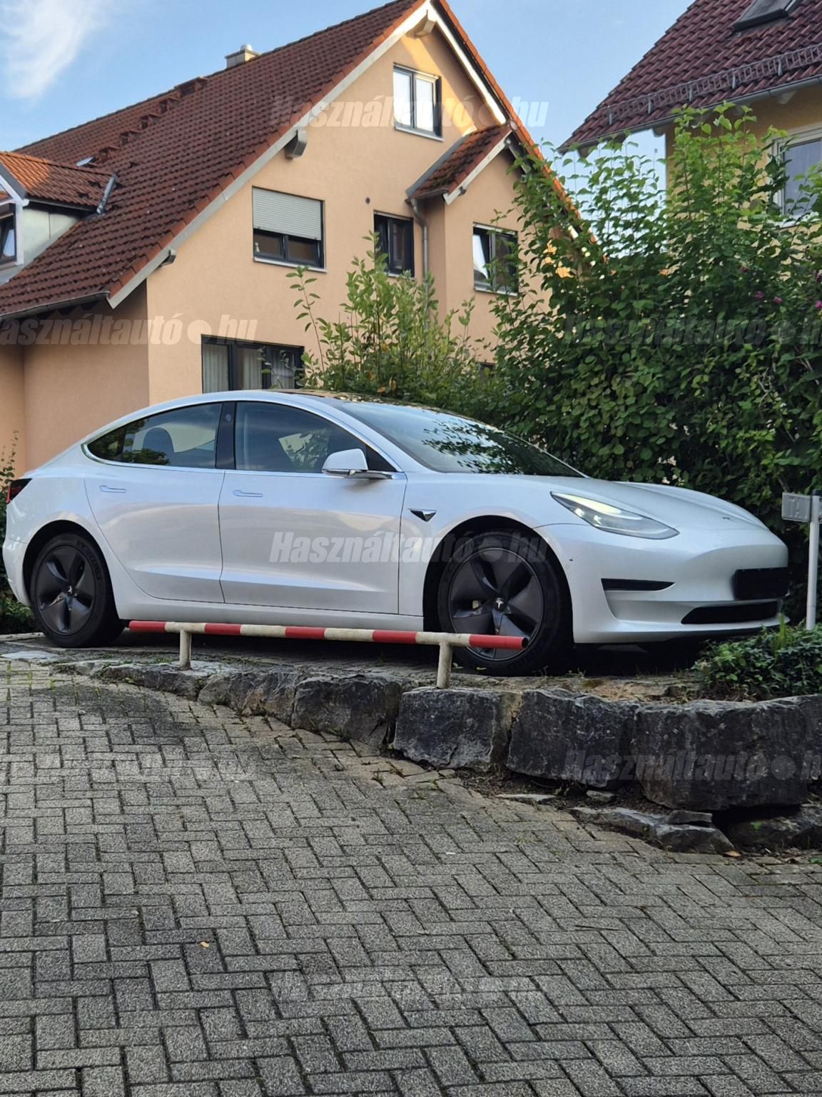 TESLA MODEL 3 2020/8 - 1
