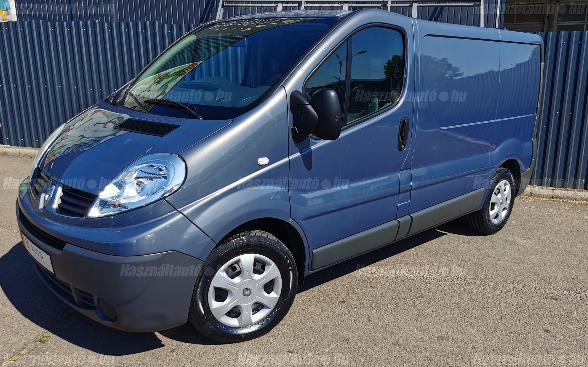 RENAULT TRAFIC 2011/12 - 1