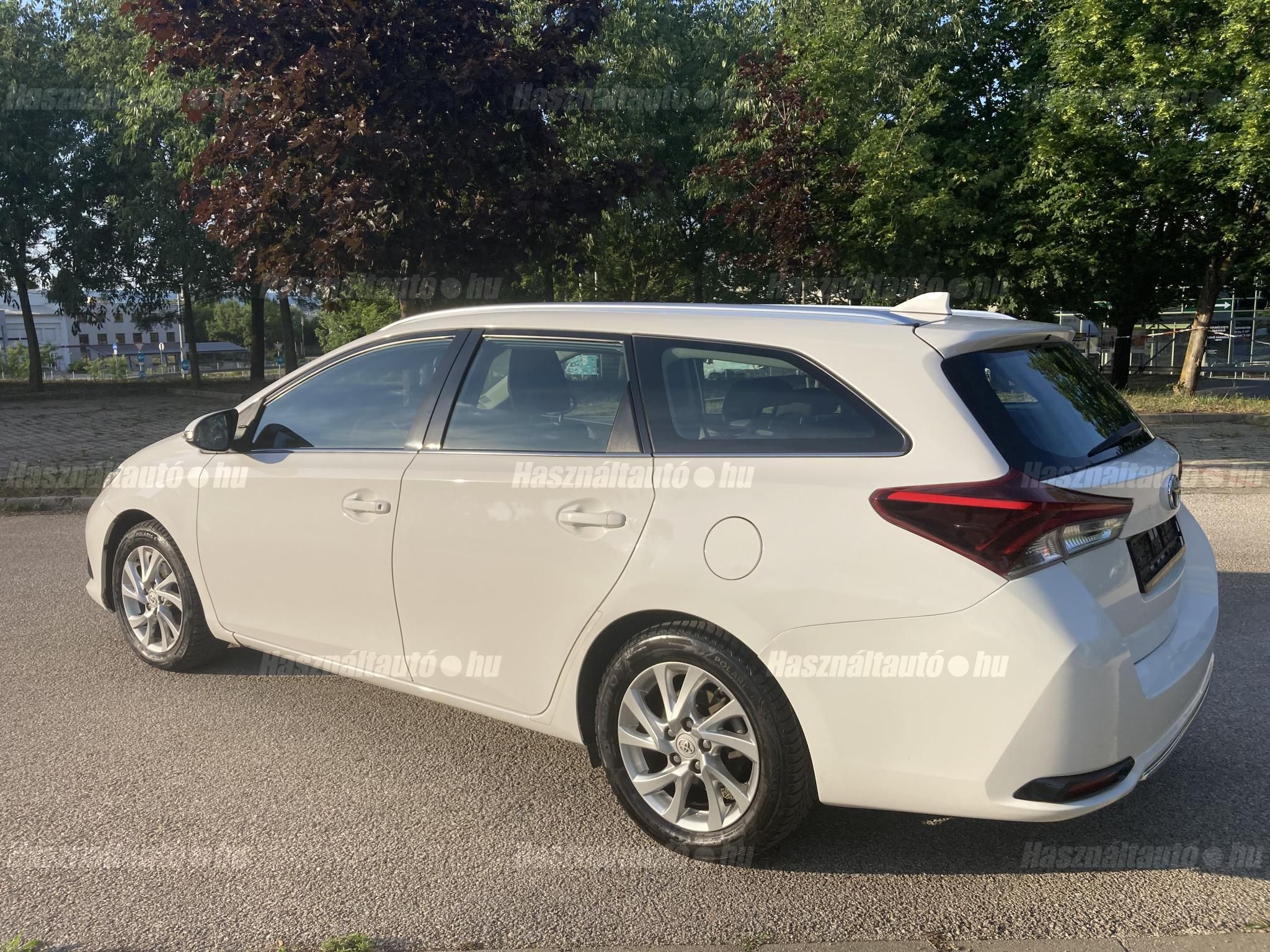 TOYOTA AURIS 2016/7 - 1