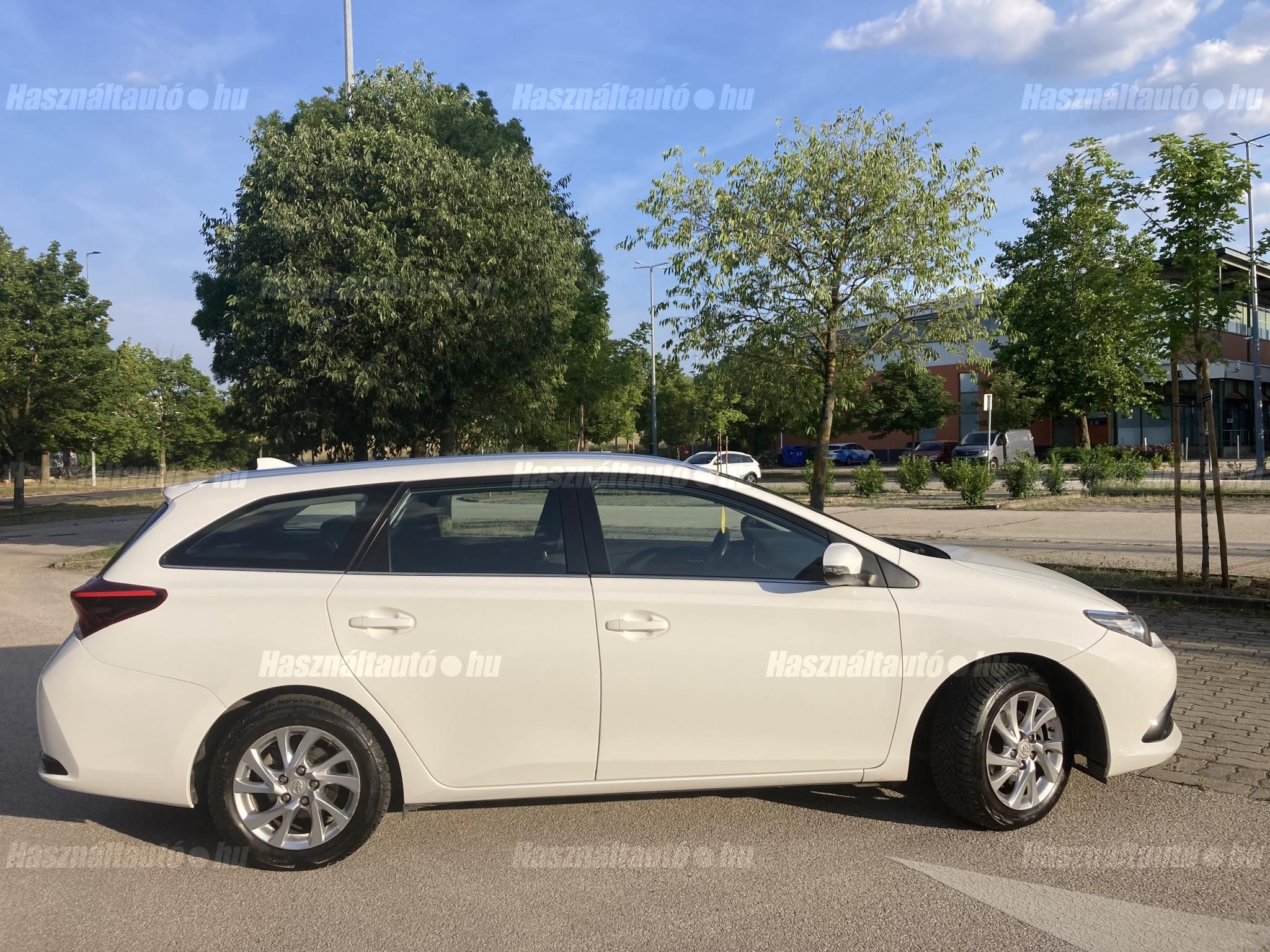 TOYOTA AURIS 2016/7 - 1
