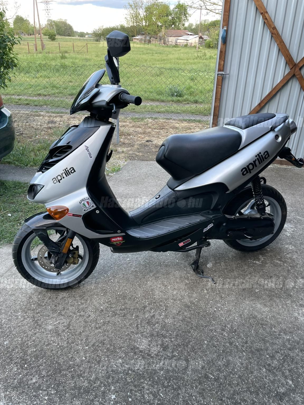 Aprilia sr 50 robogó eladó használt jó állapotban van. Egy ket dolog ami cserélve let