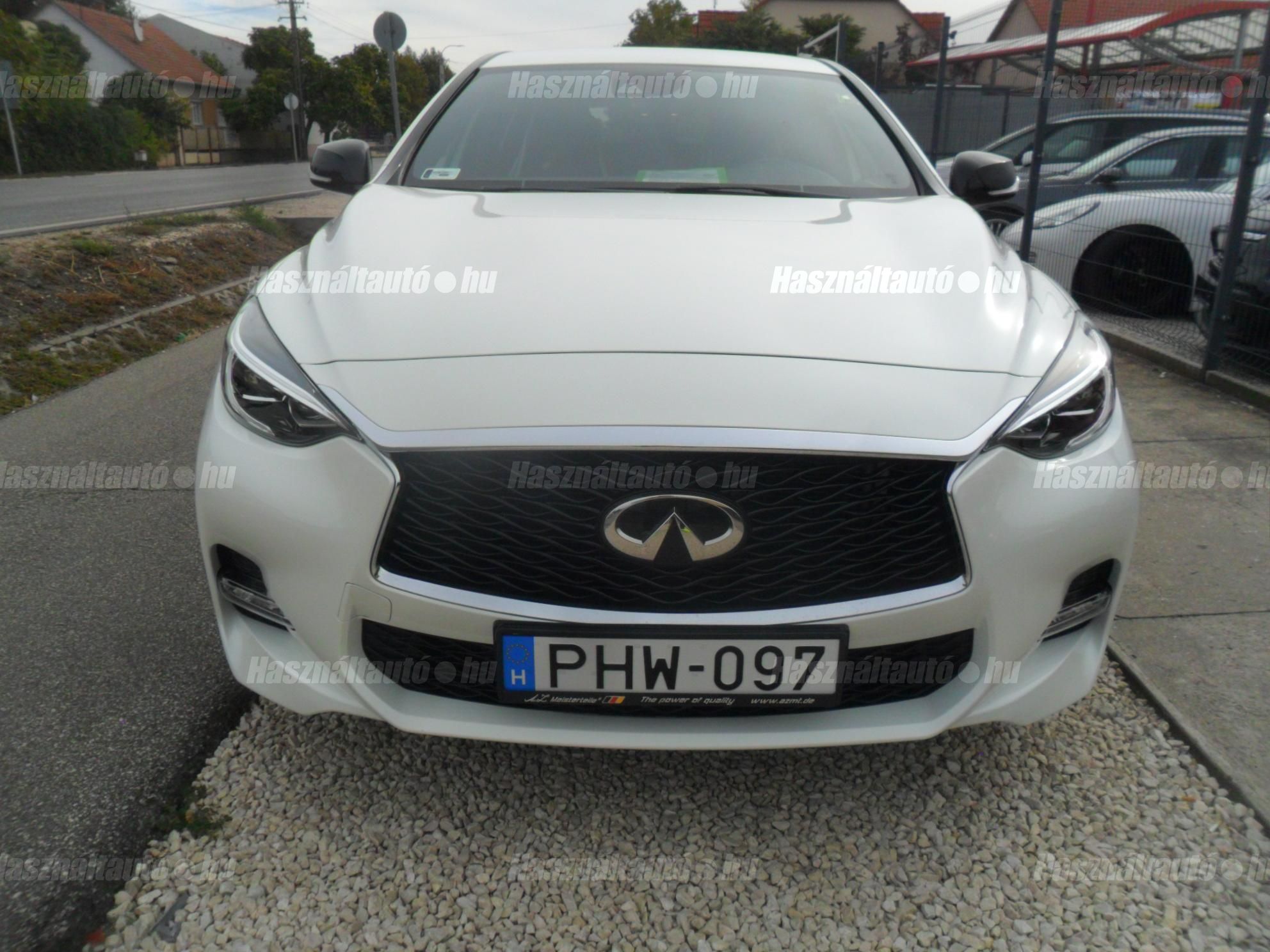 INFINITI Q30 2016/7 - 1