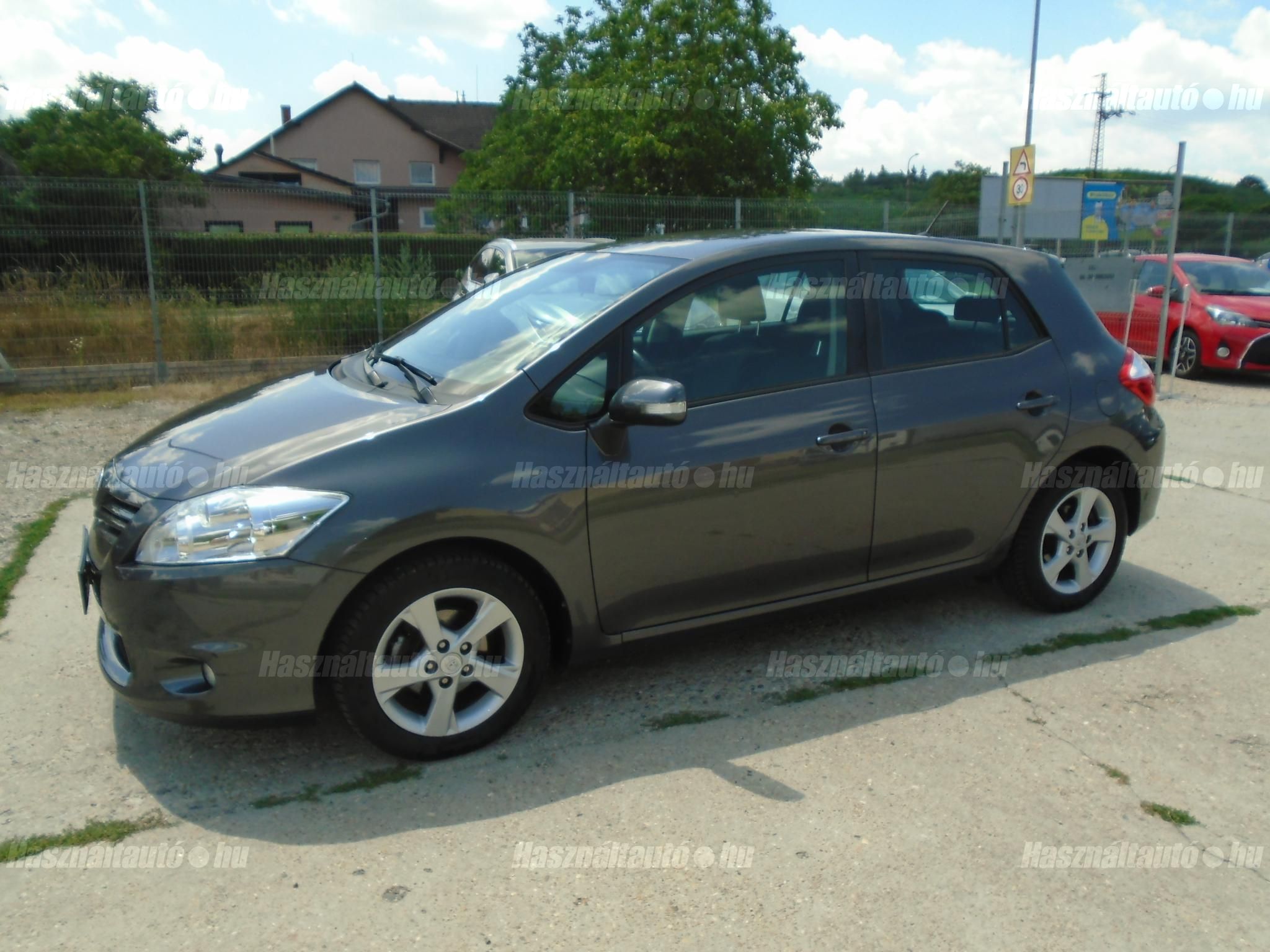 TOYOTA AURIS 2011/12 - 1