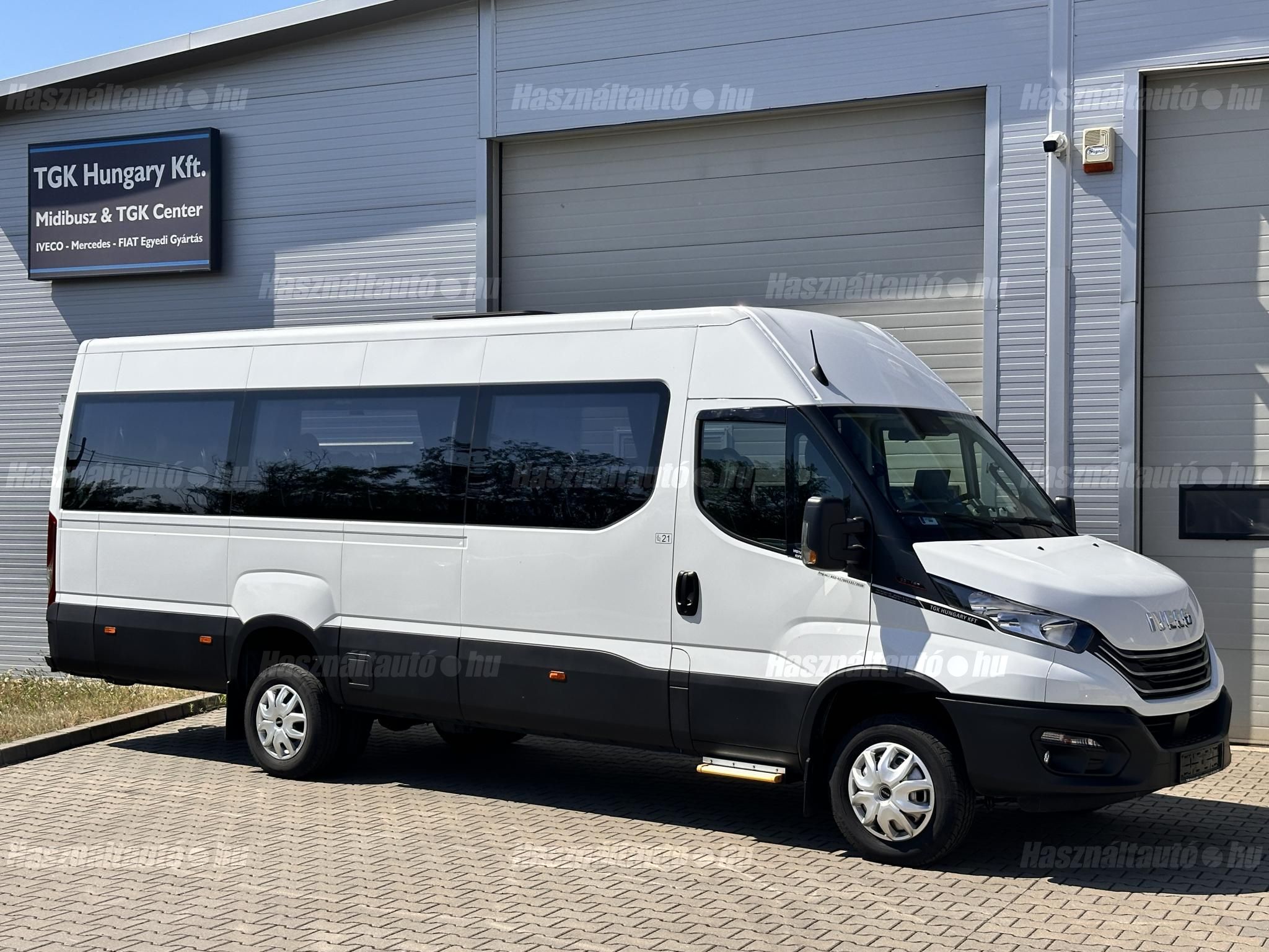IVECO Daily 50C18HV 21 fős busz TEMPO 100 csomagtartóval