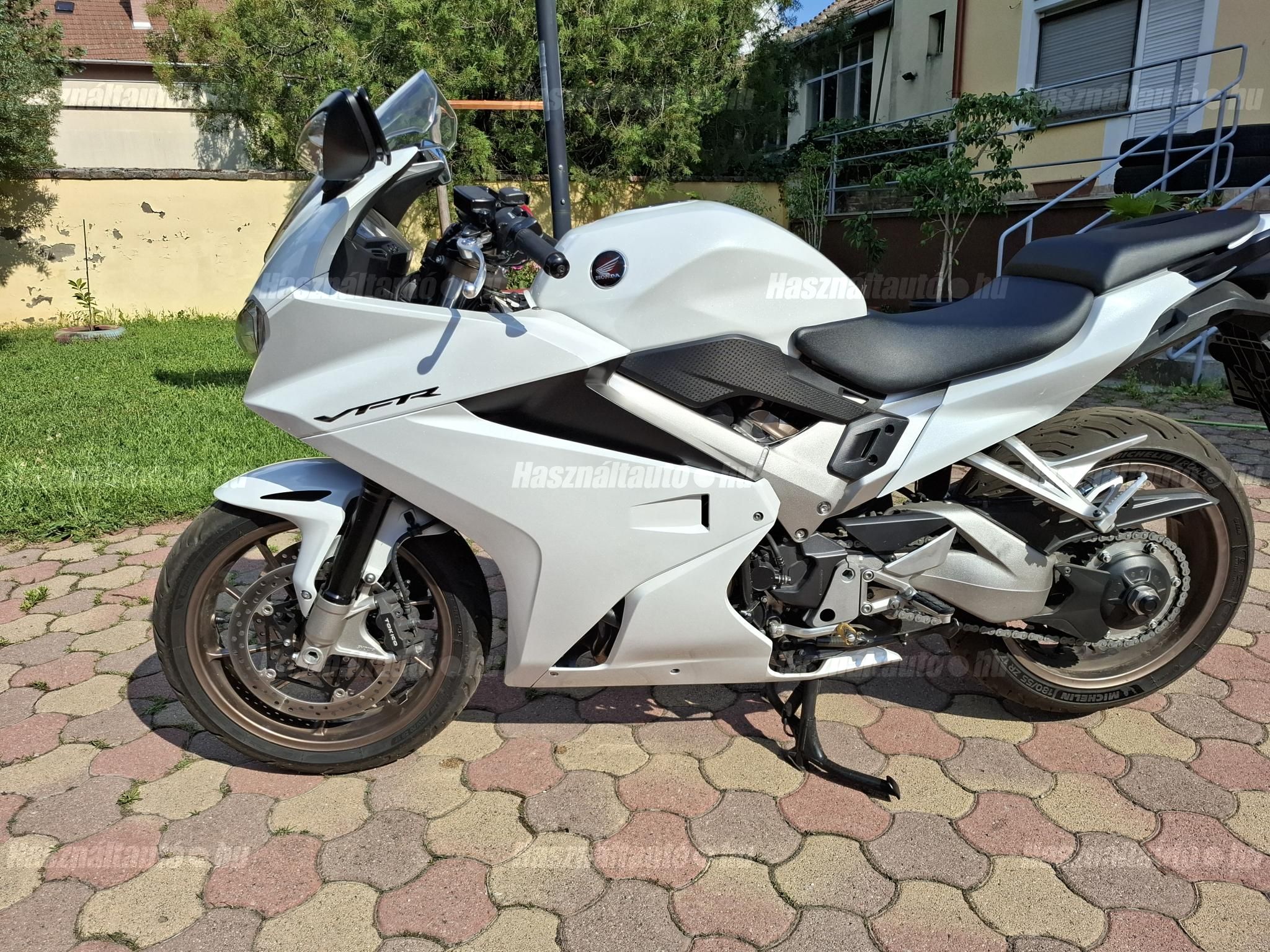 HONDA VFR 800 X 2014/5 - 1