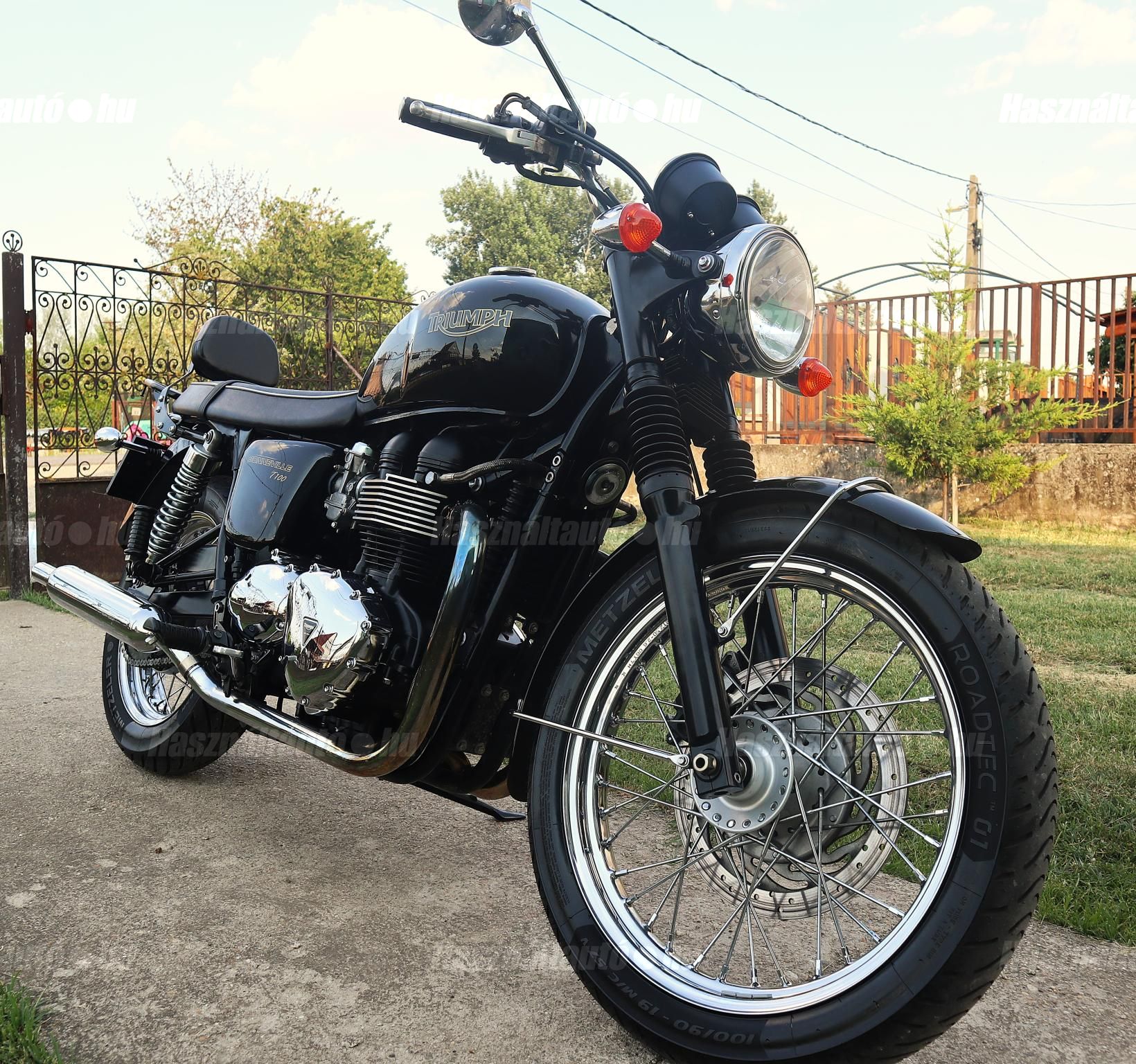 TRIUMPH BONNEVILLE 2013/6 - 1