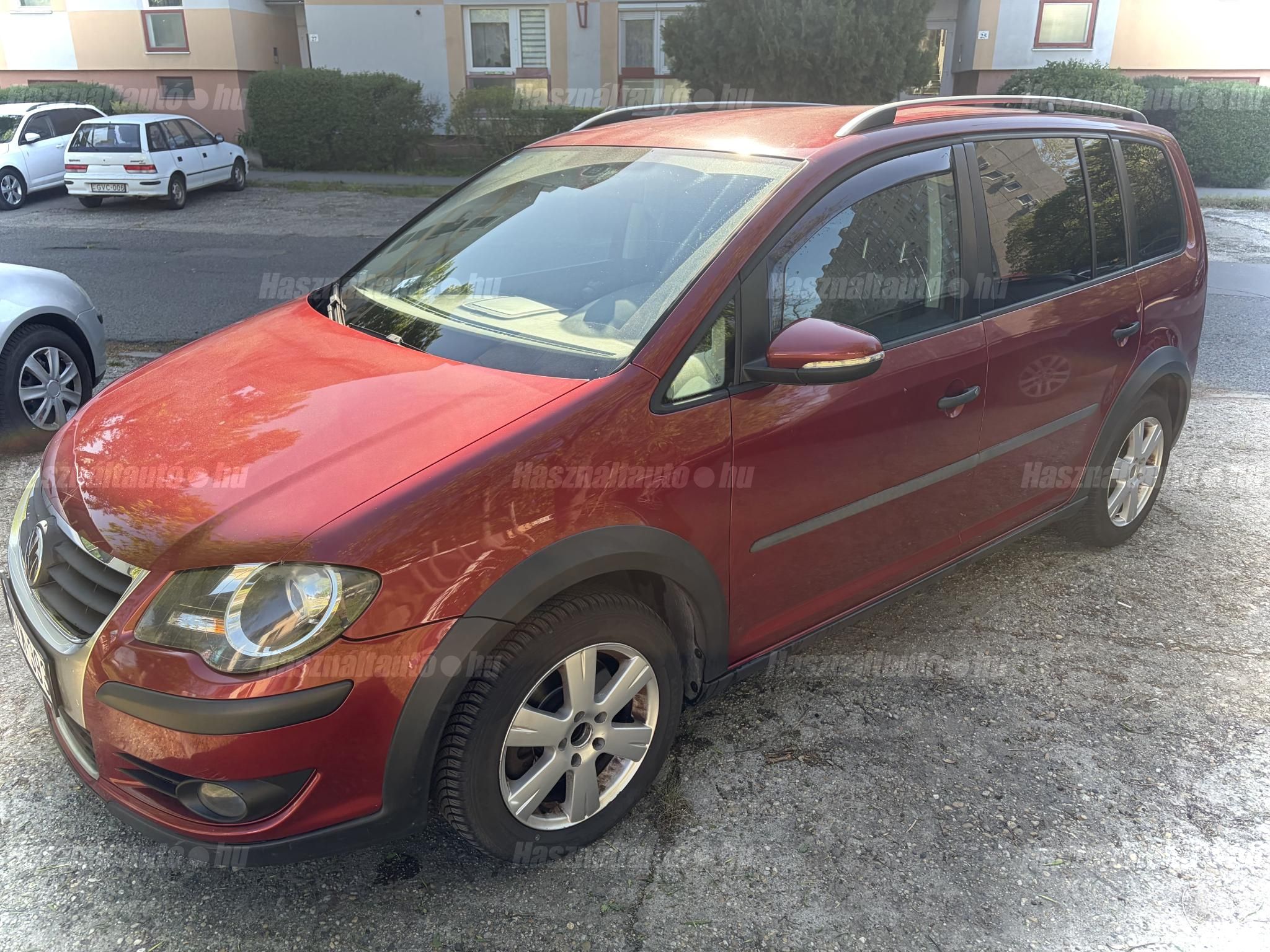VOLKSWAGEN TOURAN 2010/8 - 1
