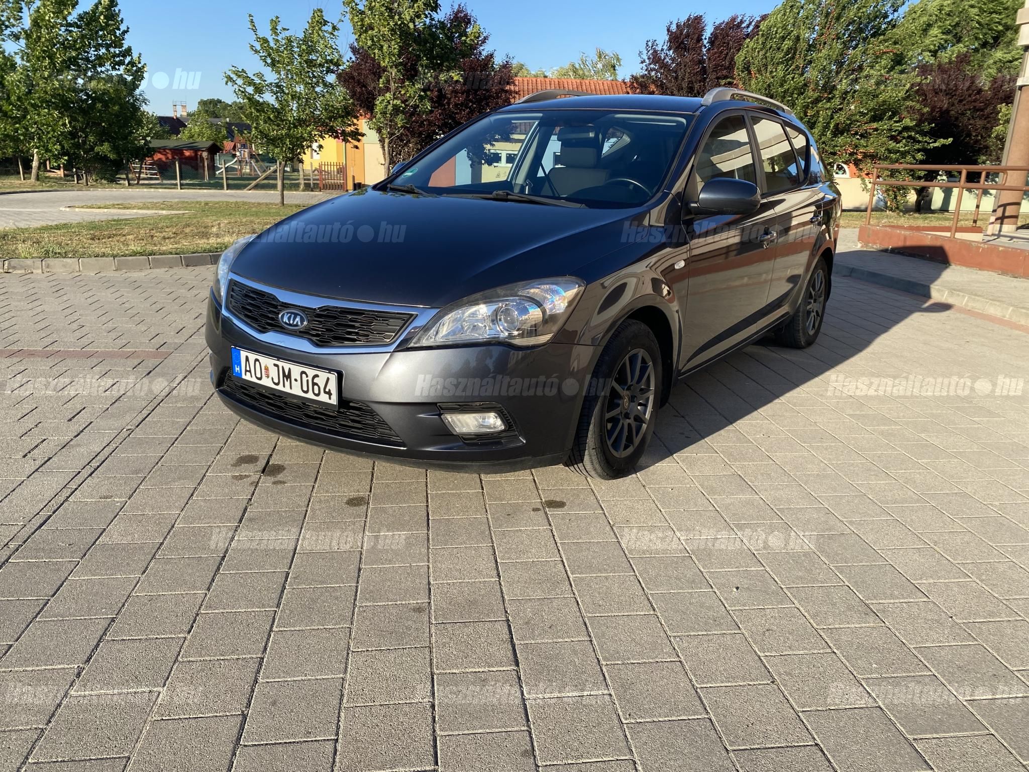 KIA CEE'D 2012/8 - 1