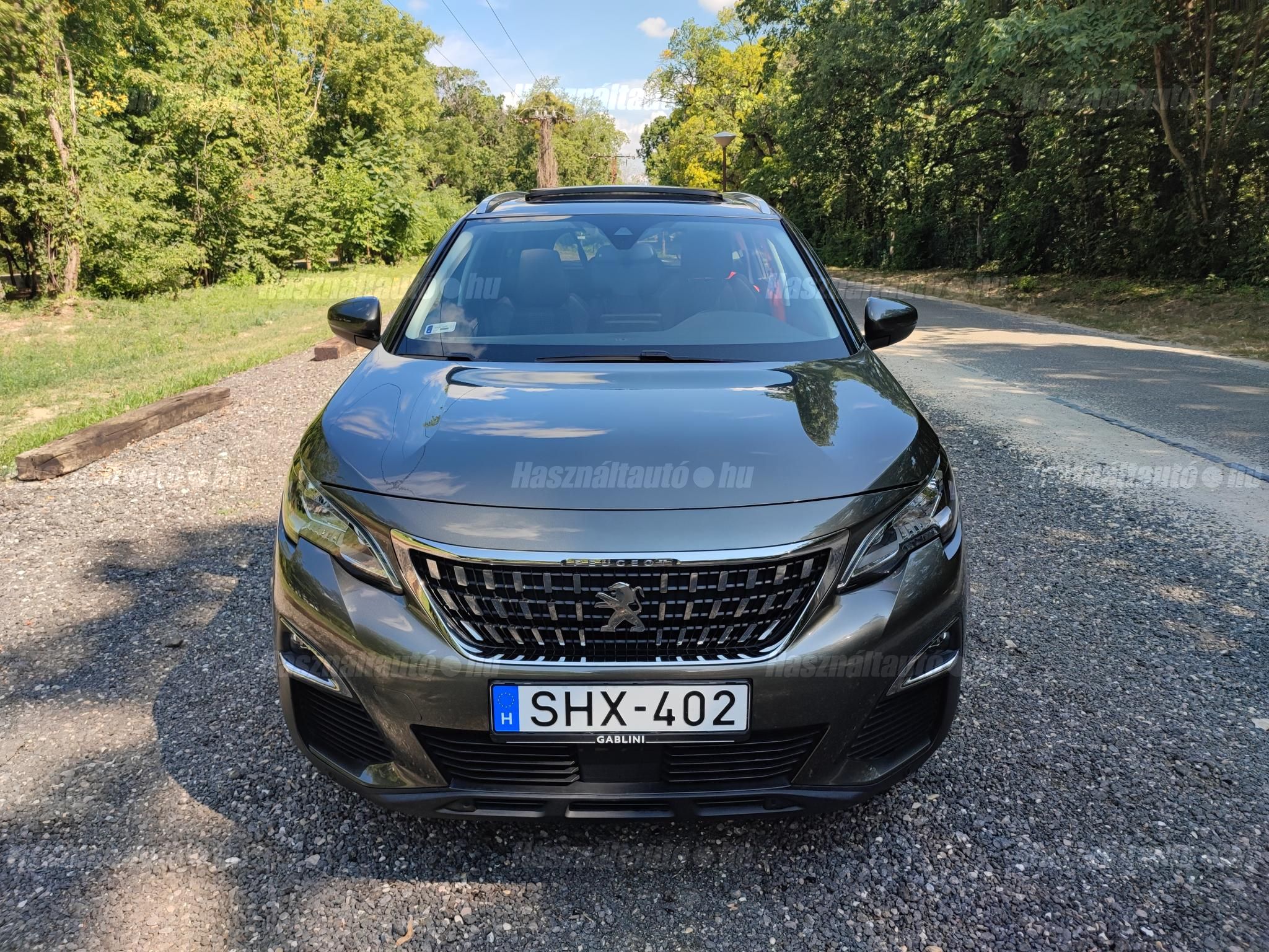 Elölről, nyitott napfény tetővel