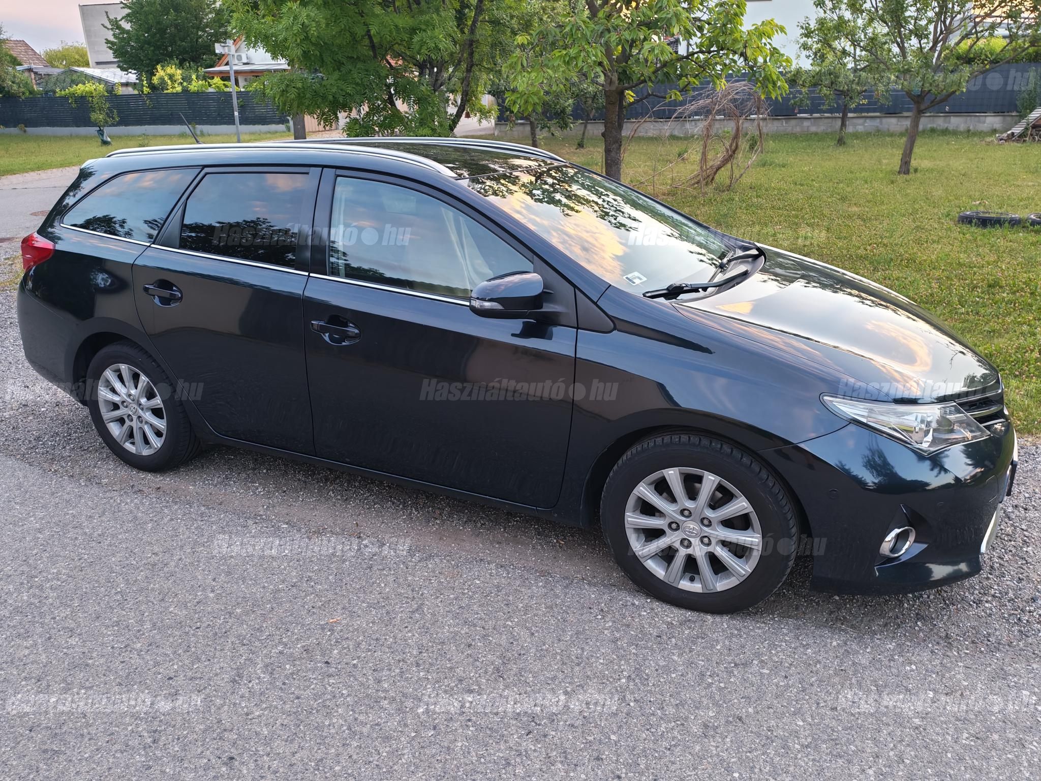 TOYOTA AURIS 2013/12 - 1