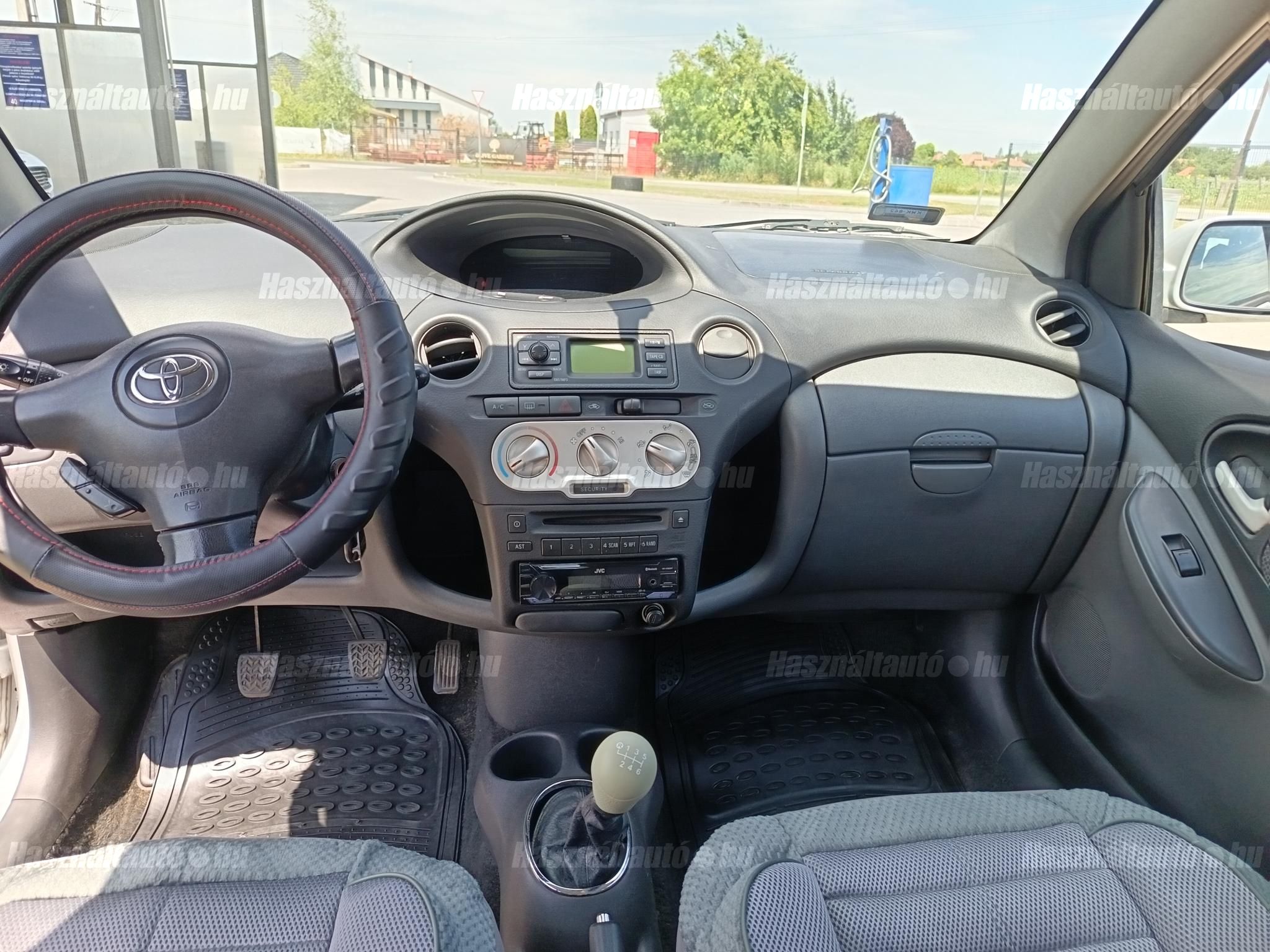 TOYOTA YARIS 2004/8 - 1