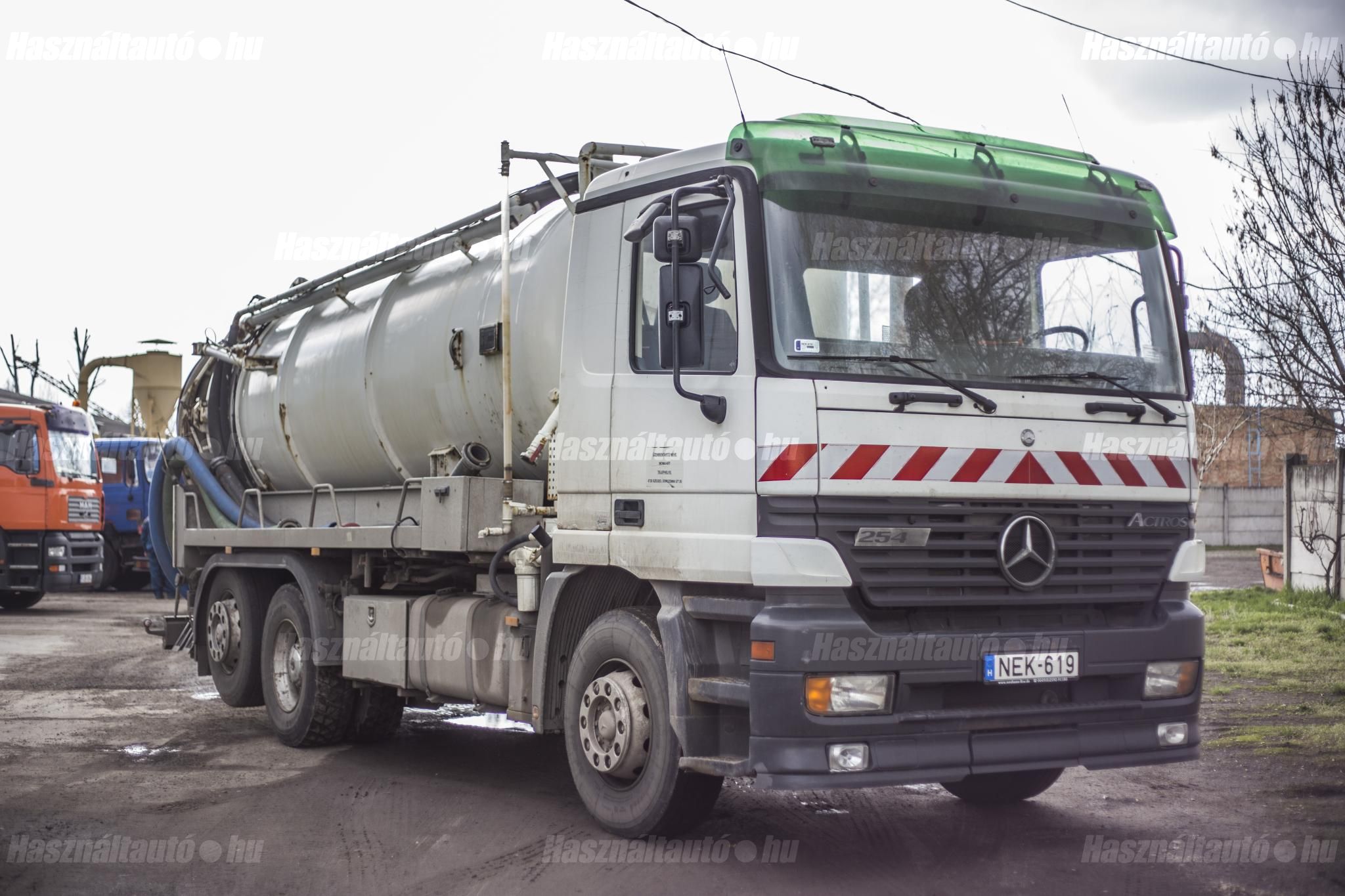 MERCEDES-BENZ 2002/8 - 1
