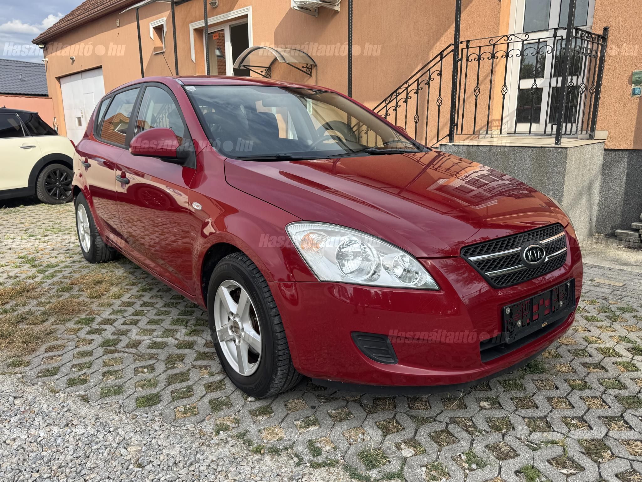 KIA CEE'D 2009/6 - 1