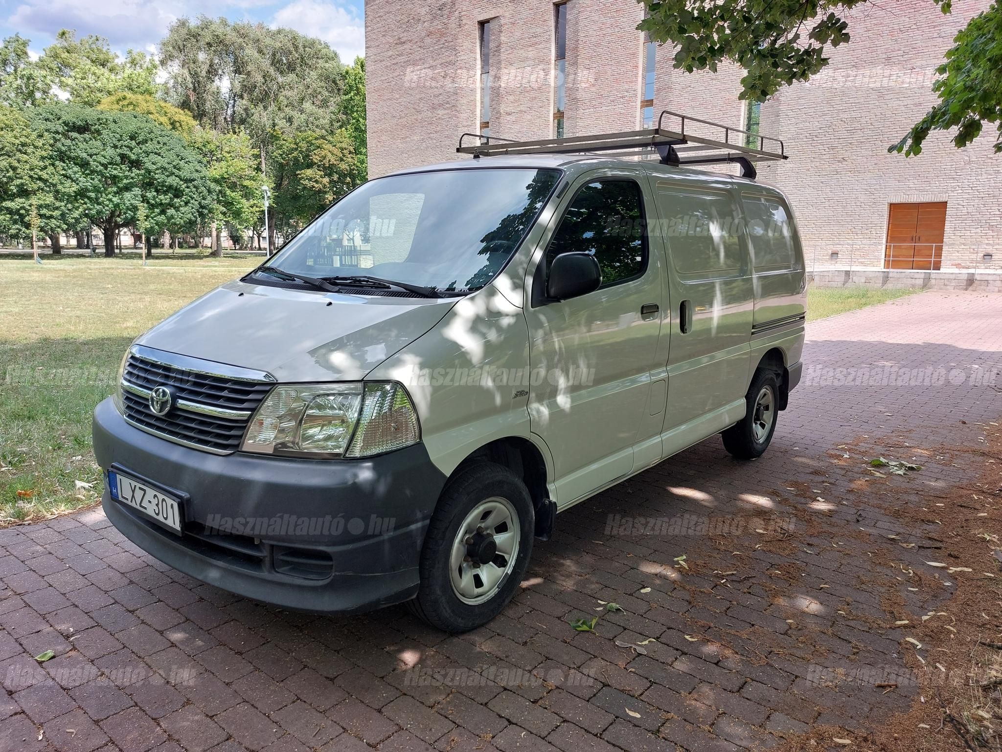 TOYOTA HIACE 2011/8 - 1