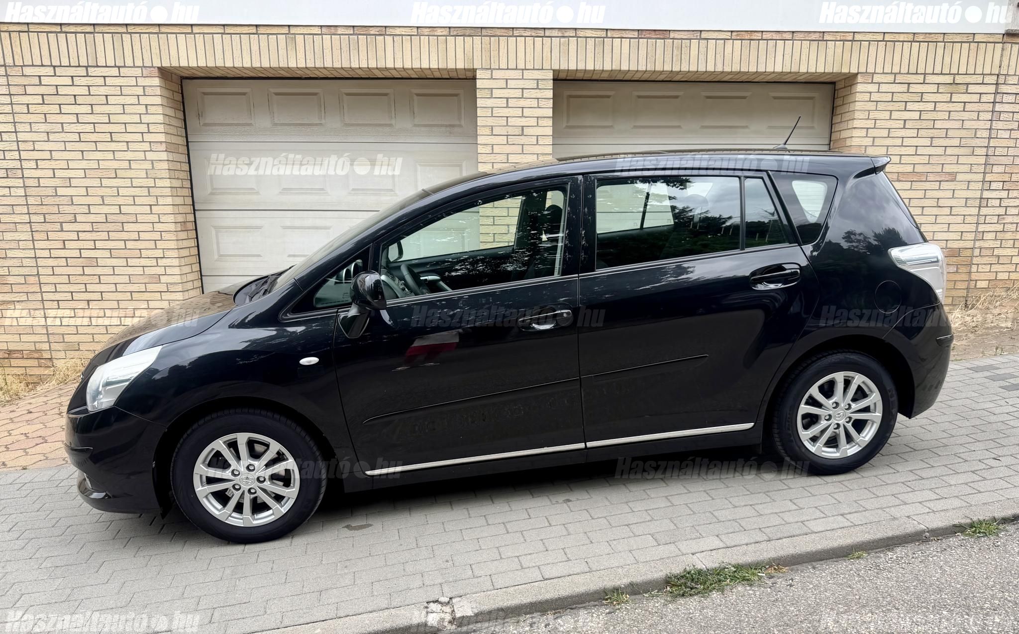 TOYOTA VERSO 2011 - 1