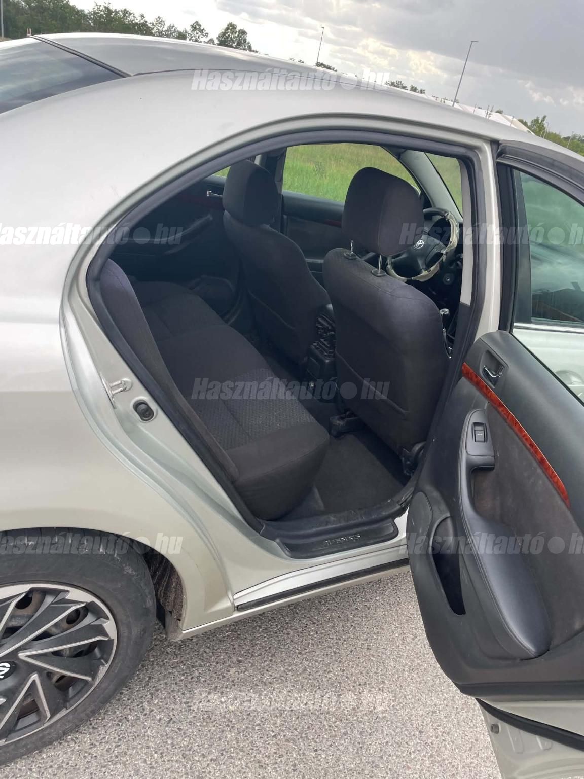 TOYOTA AVENSIS 2004 - 1