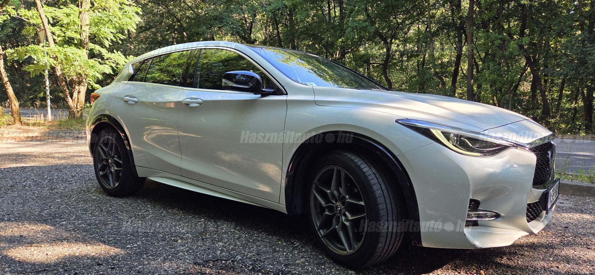 INFINITI Q30 2016/5 - 1