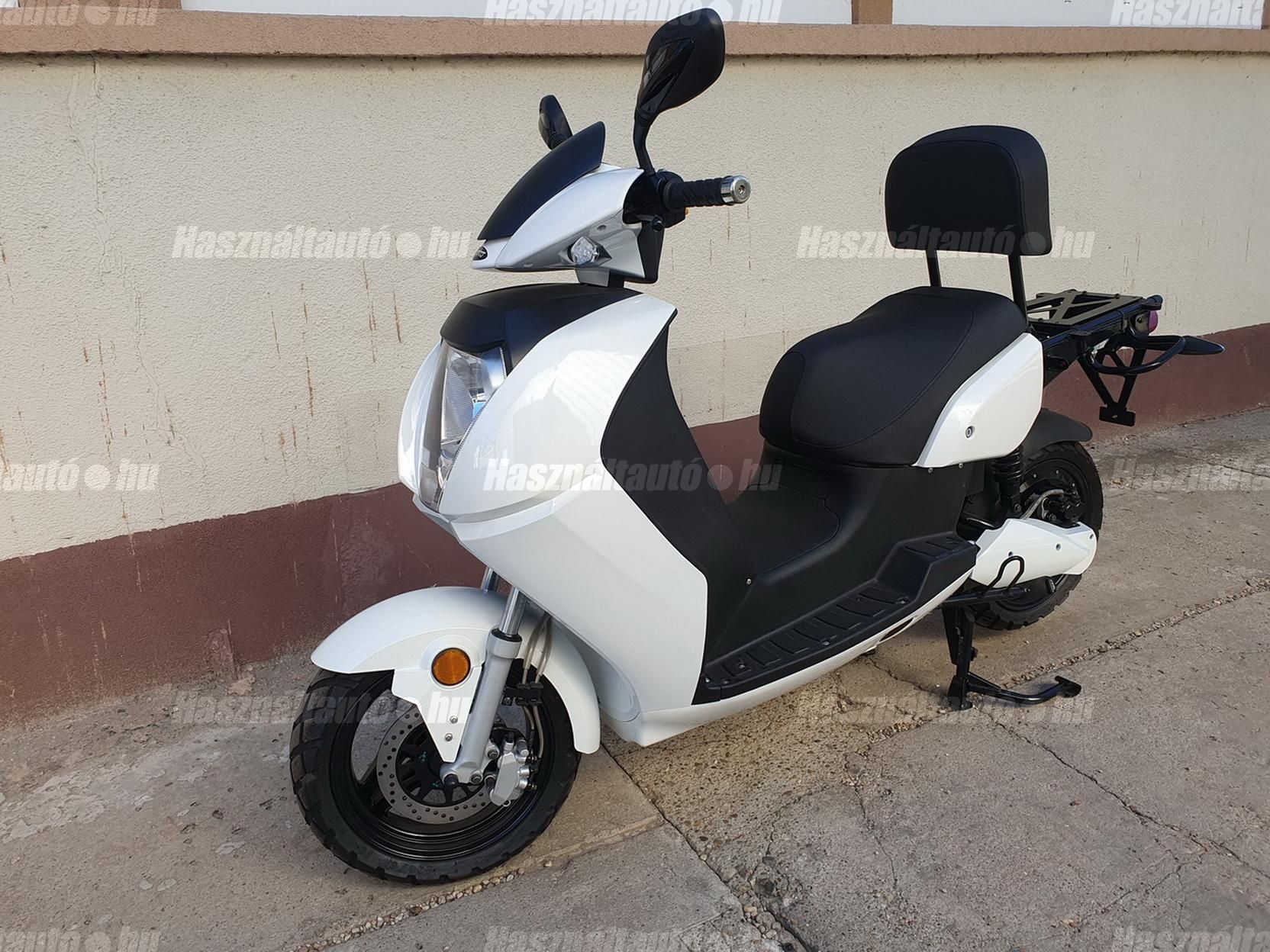 elektromos nagytestű robogó