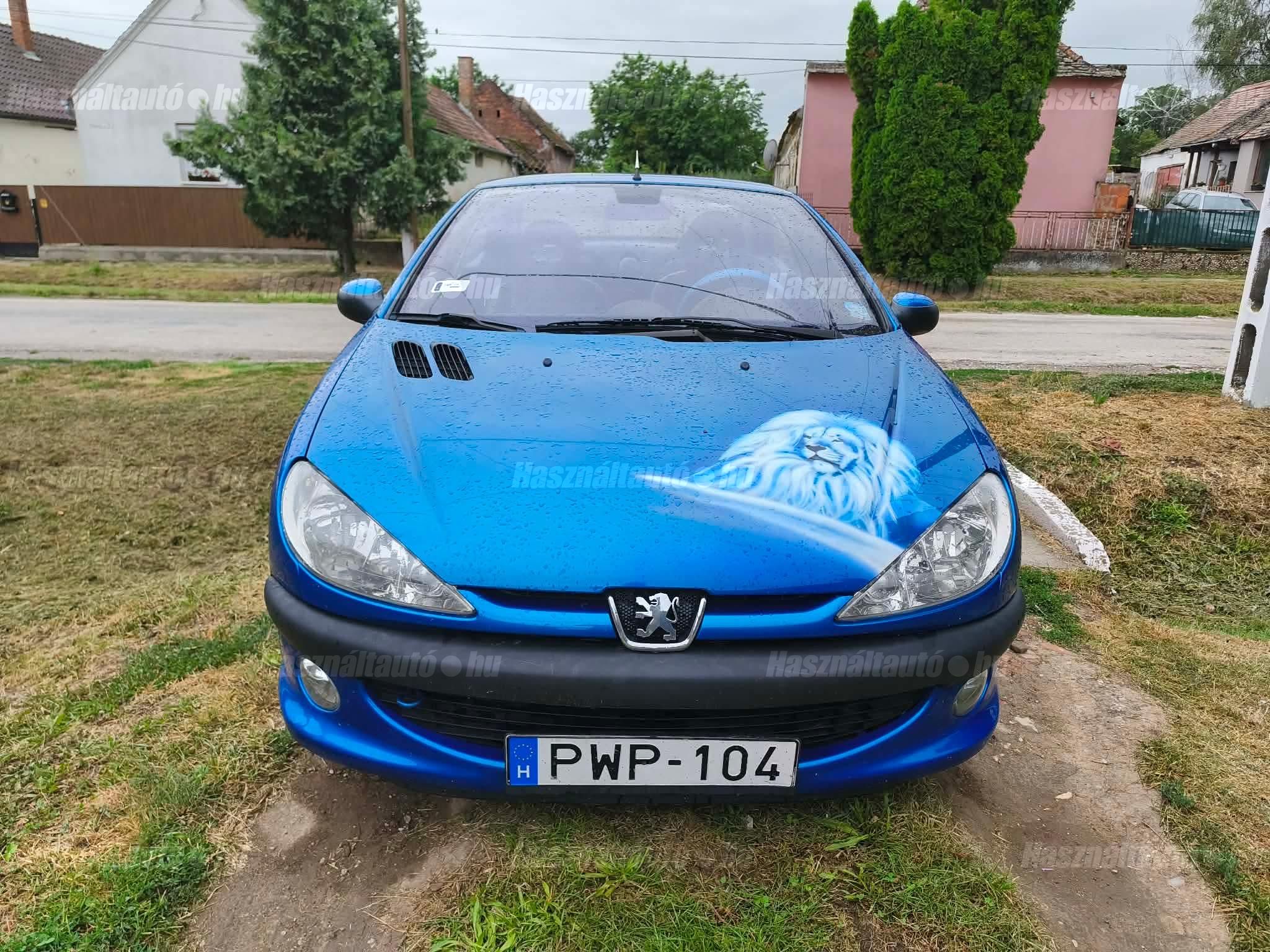 Igényes airbrush Peugeot grafika a motorháztetőn