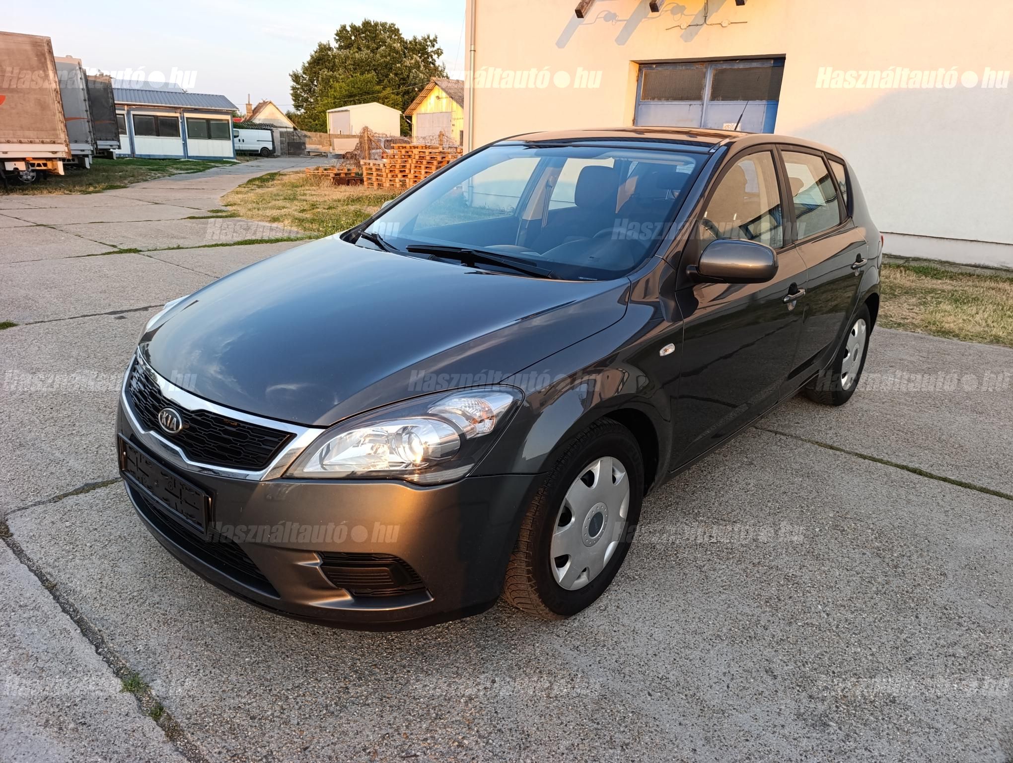 KIA CEE'D 2010/8 - 1
