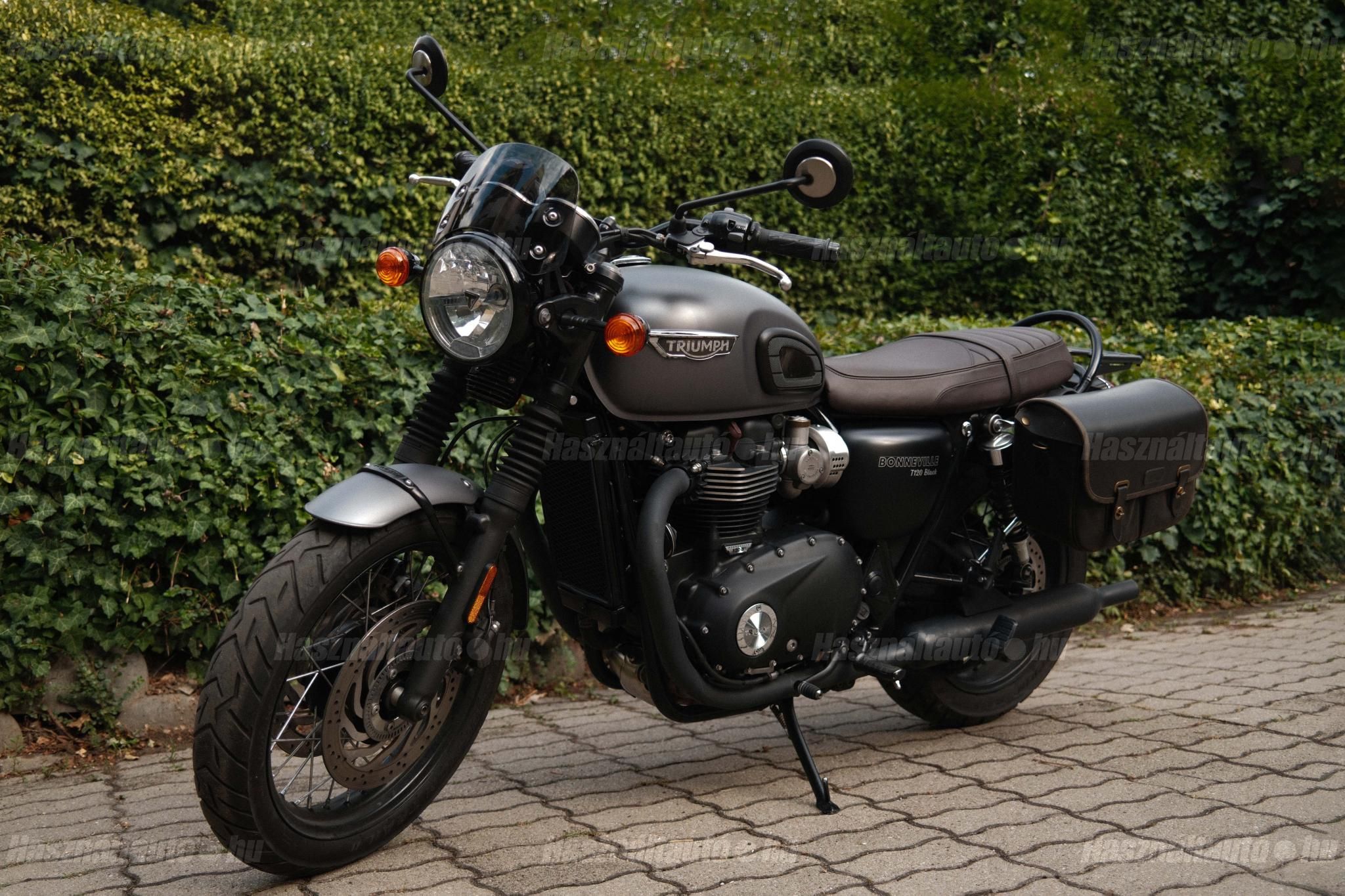 TRIUMPH BONNEVILLE BLACK 2017/6 - 1