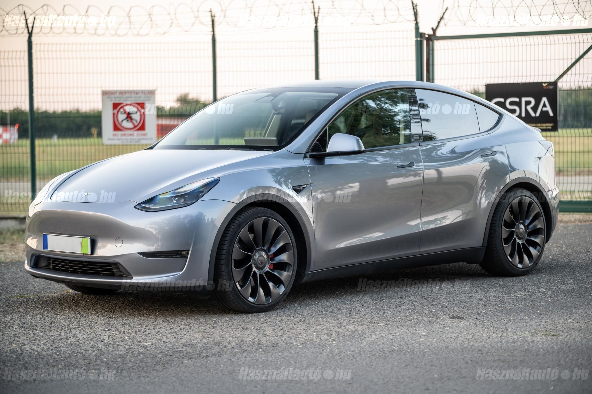 TESLA MODEL Y 2023/4 - 1