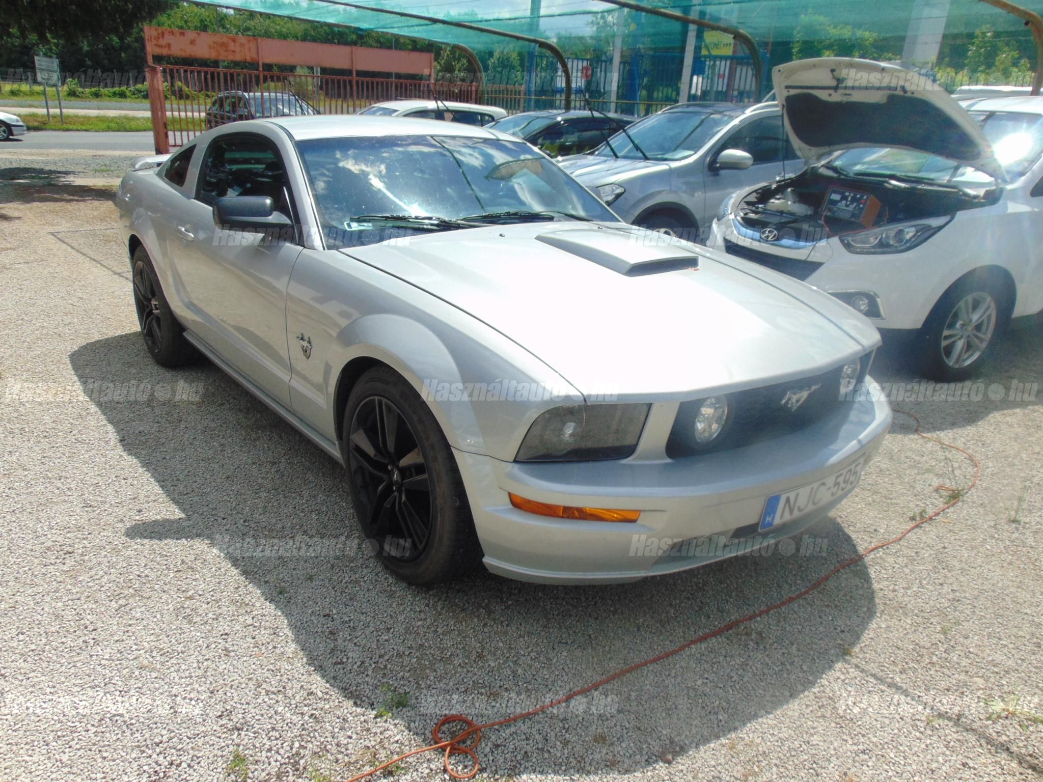 FORD MUSTANG 2010/6 - 1