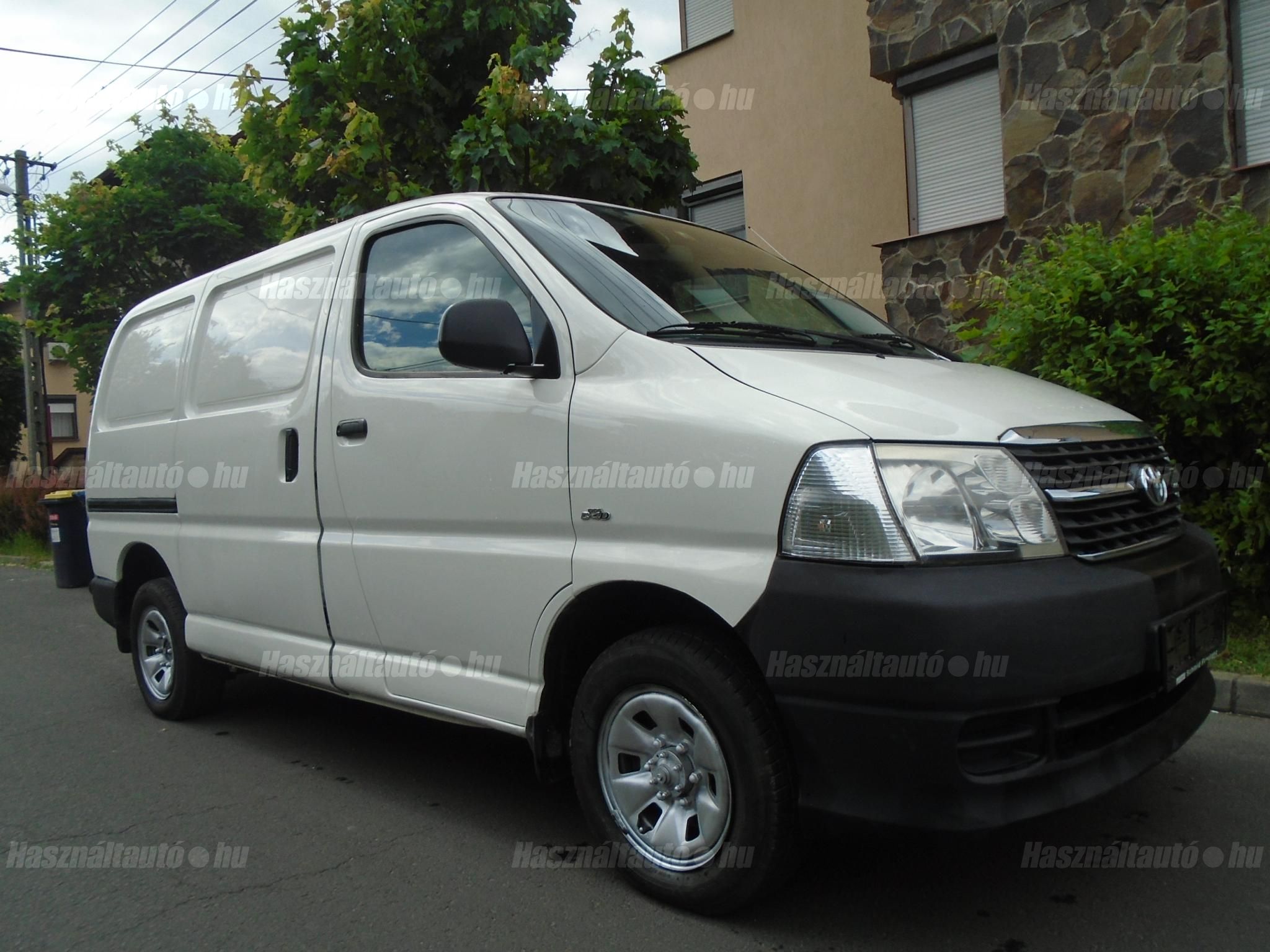 TOYOTA HIACE 2011/12 - 1