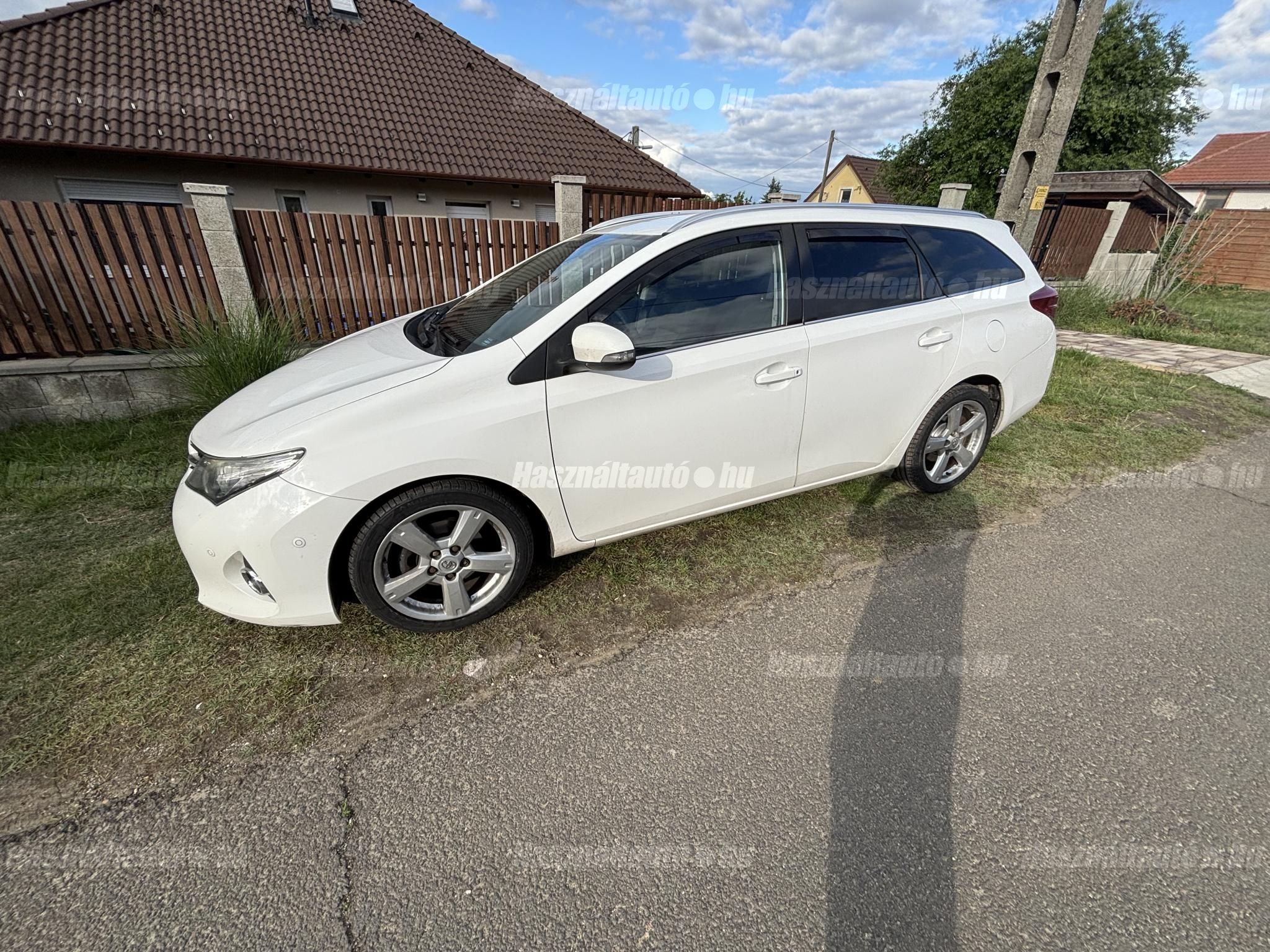 TOYOTA AURIS 2013/8 - 1