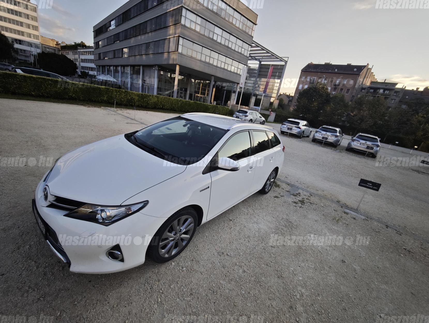 TOYOTA AURIS 2013/12 - 1