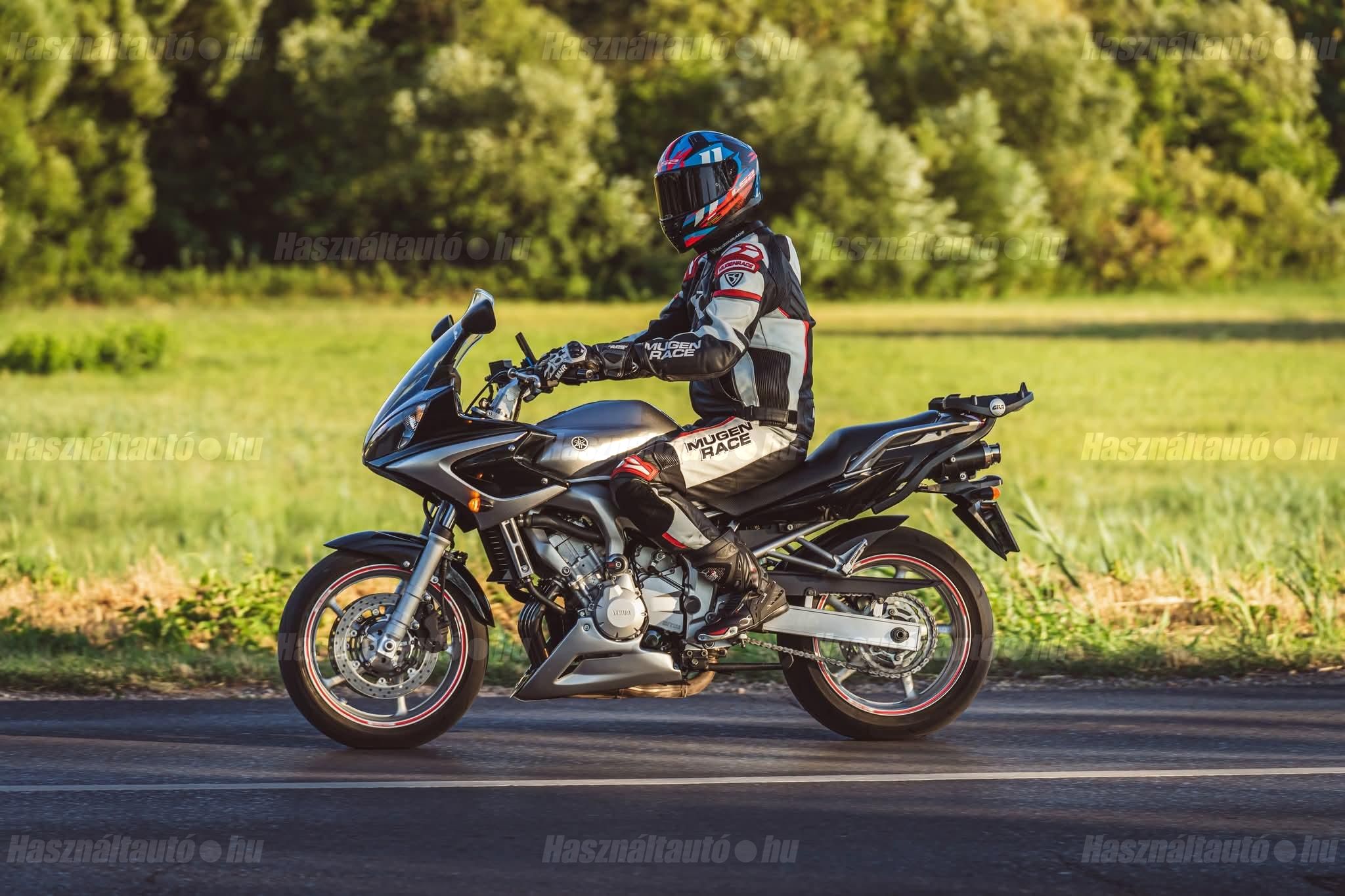 YAMAHA FZ6-S (FAZER) 2004 - 1
