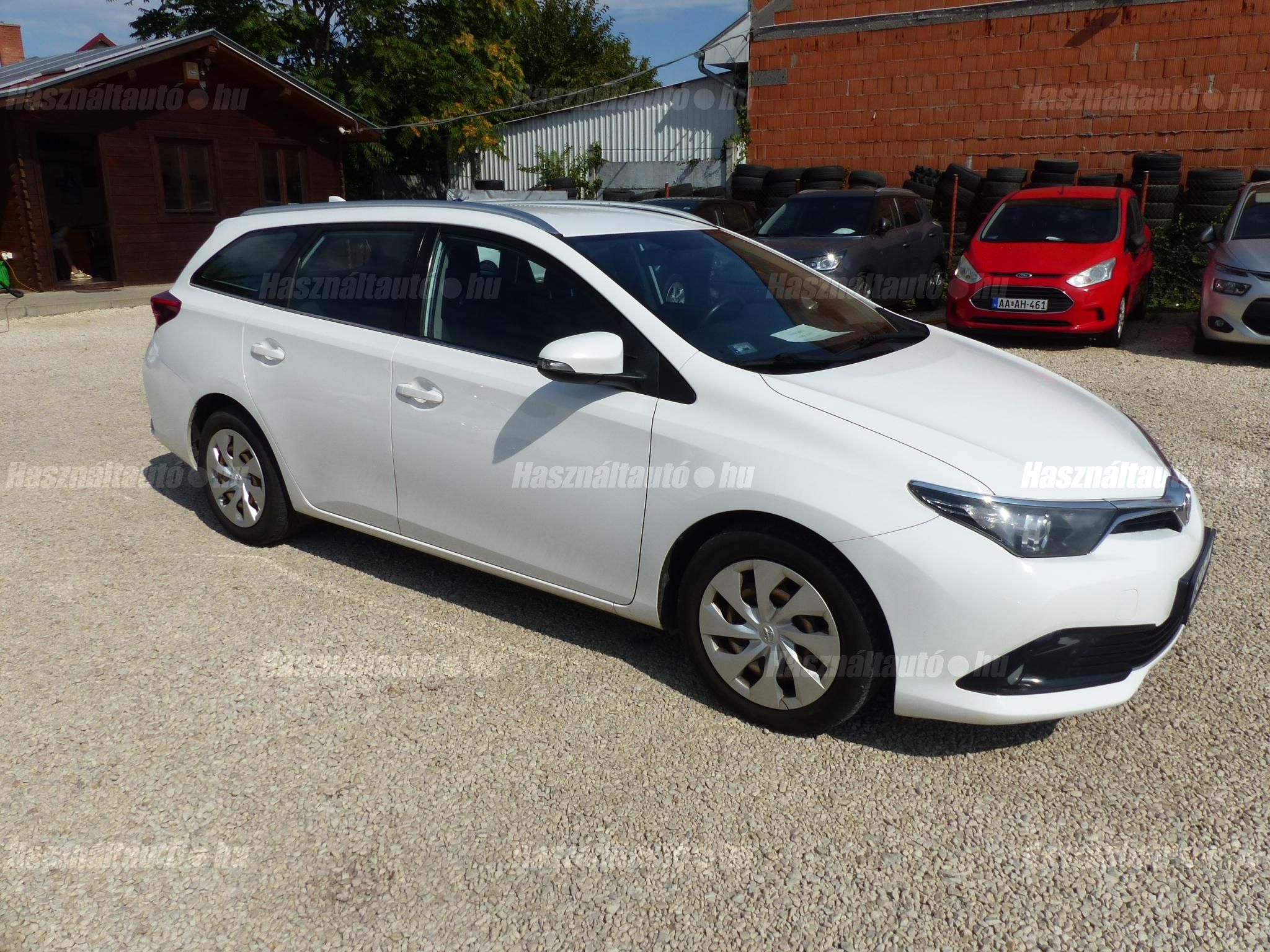 TOYOTA AURIS 2016/7 - 1