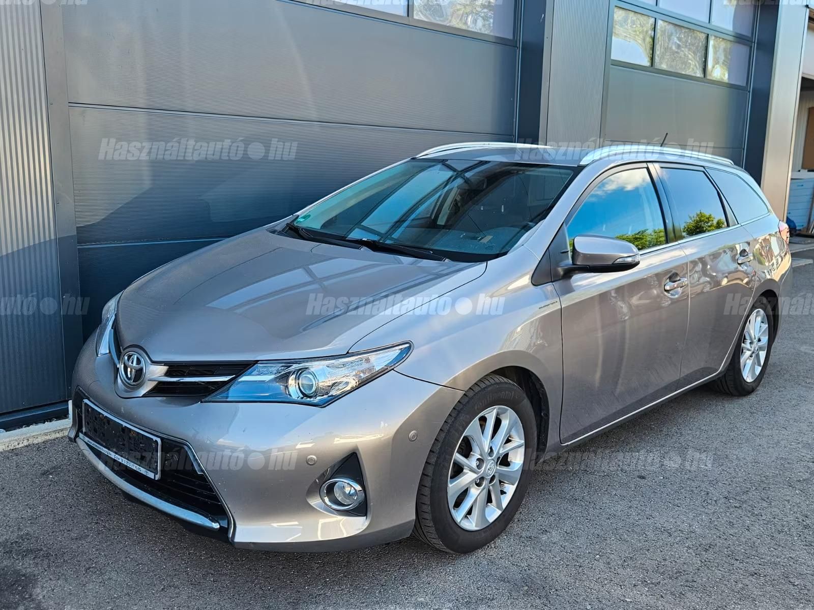 TOYOTA AURIS 2013/8 - 1